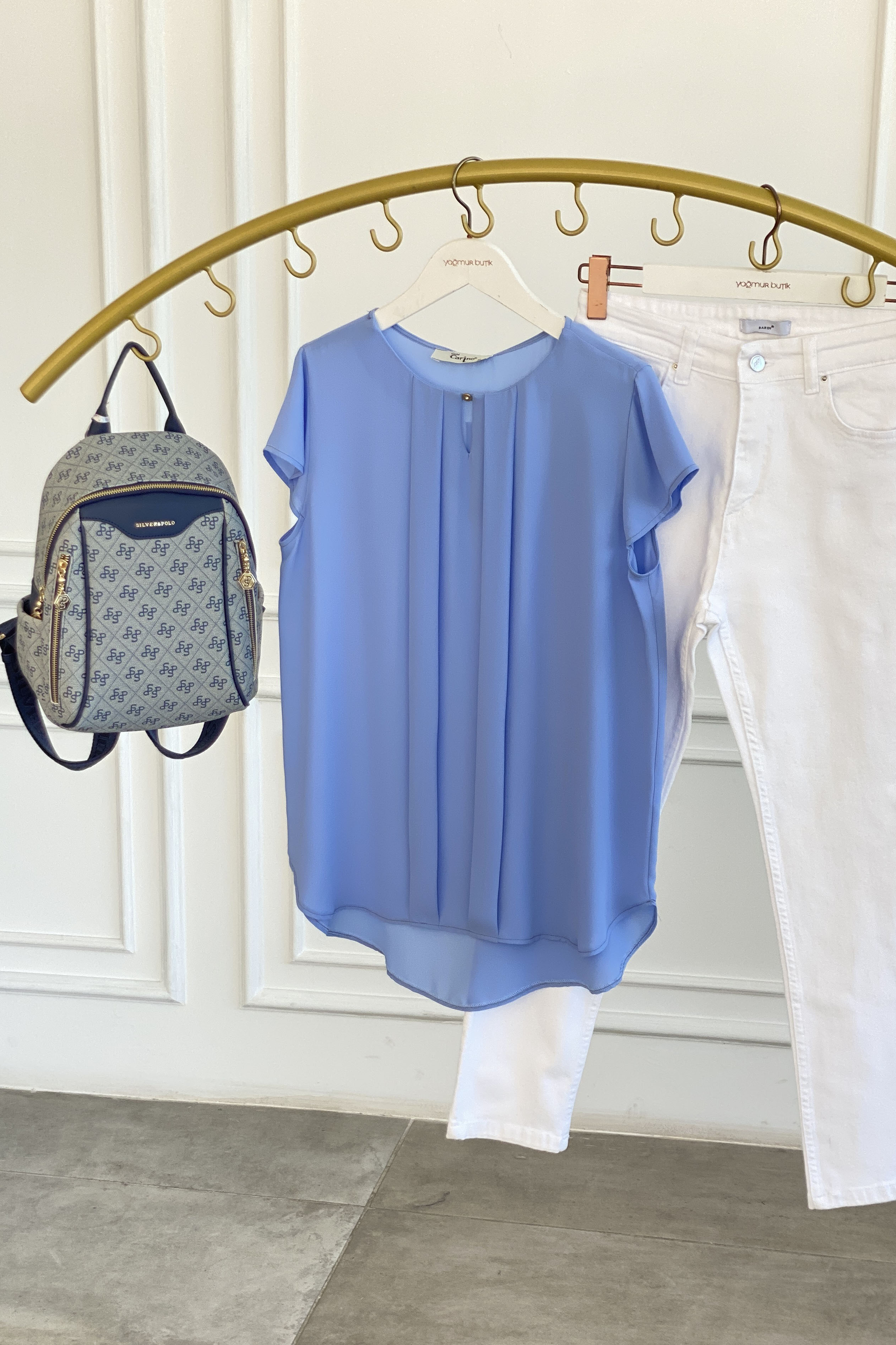 Önü Metal Aksesuarlı Kolları Volanlı Bluz 