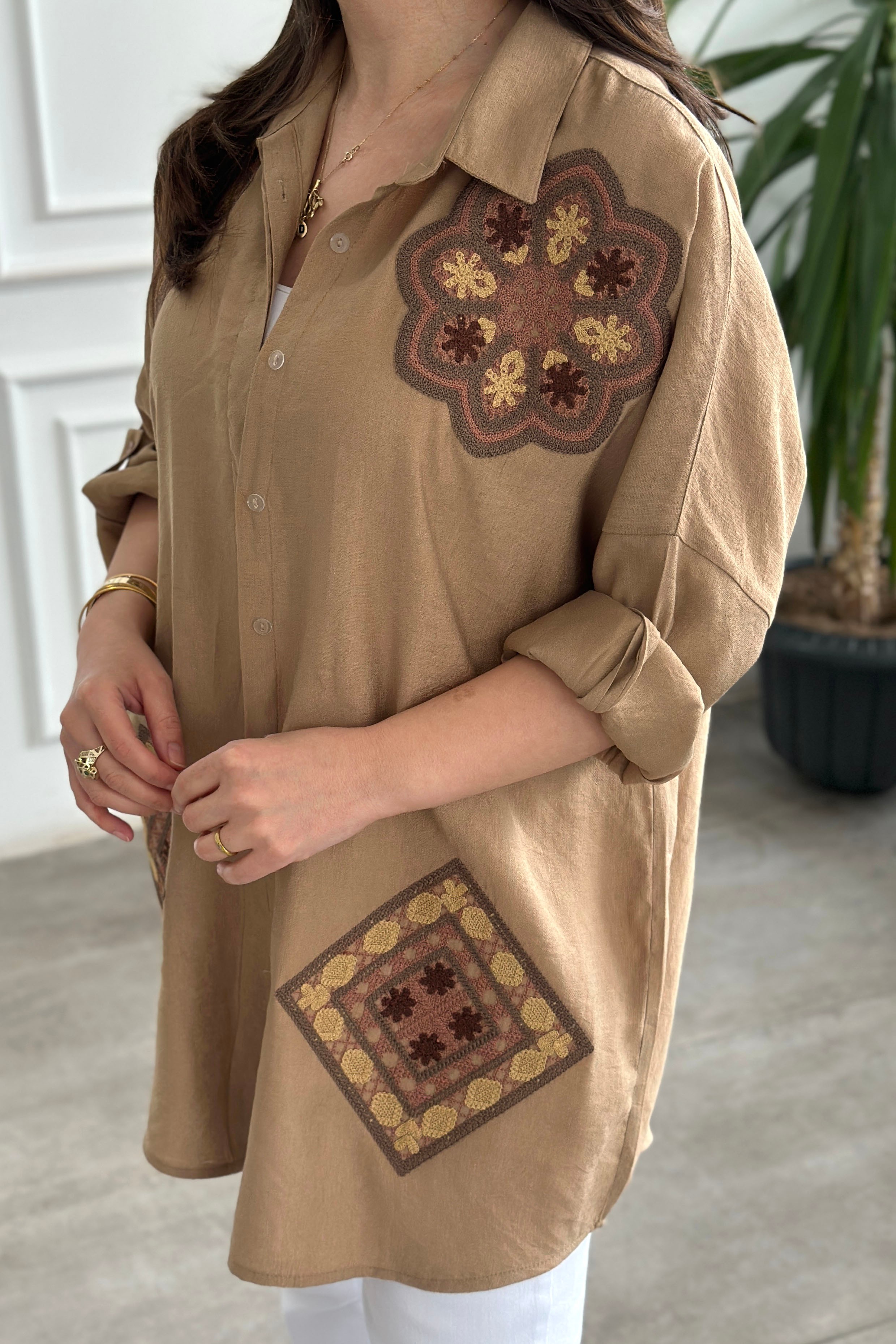 Çiçek Nakış Detaylı Gömlek  - CAMEL