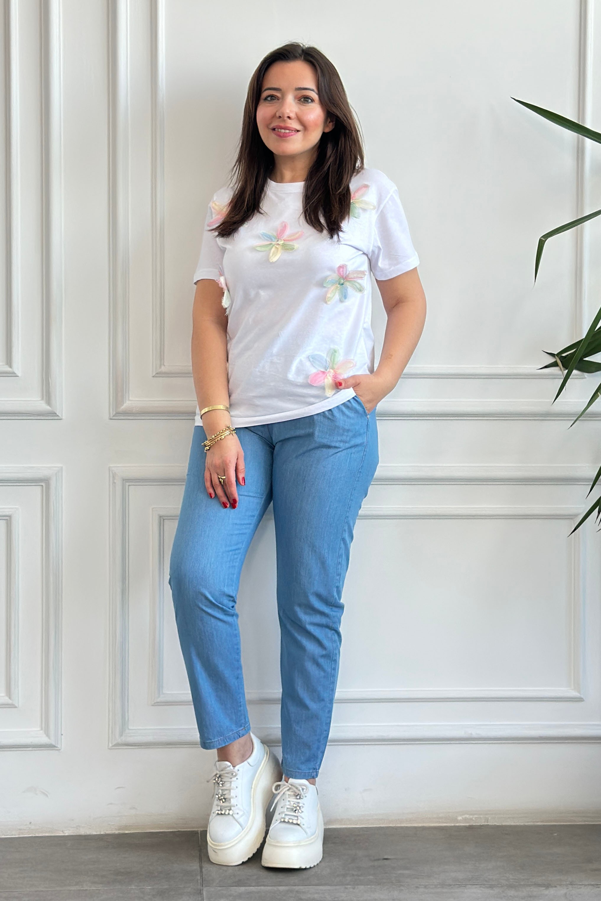 Önü Çiçek Detaylı T-Shirt