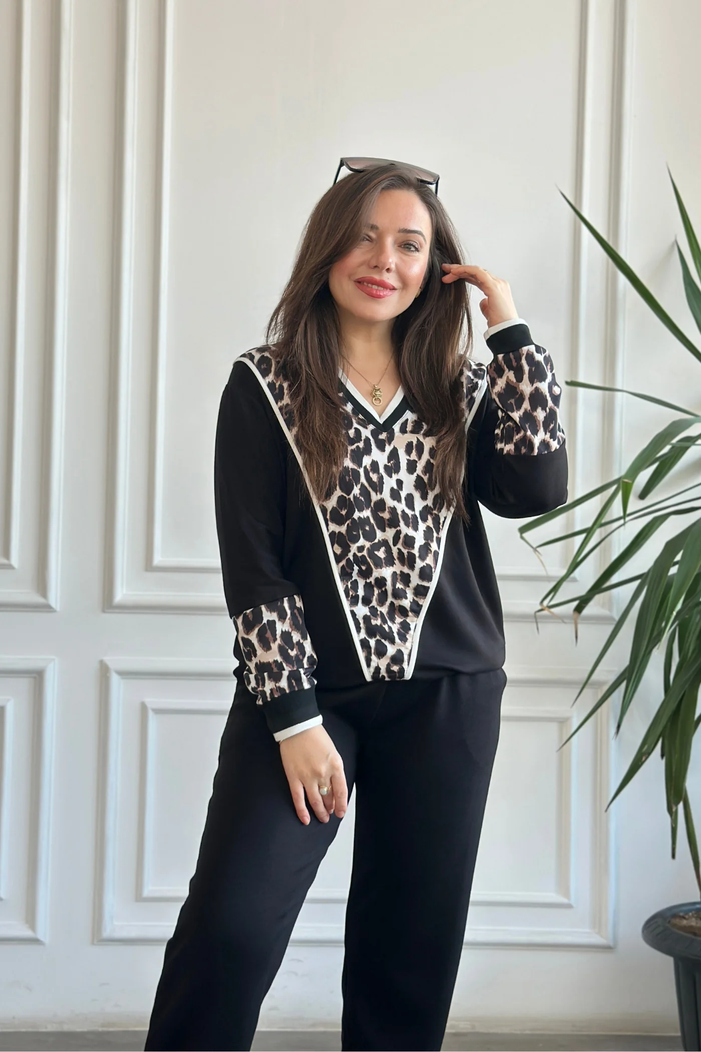 V Yaka Ribana Ve Leopar Detaylı Eşofman Takımı