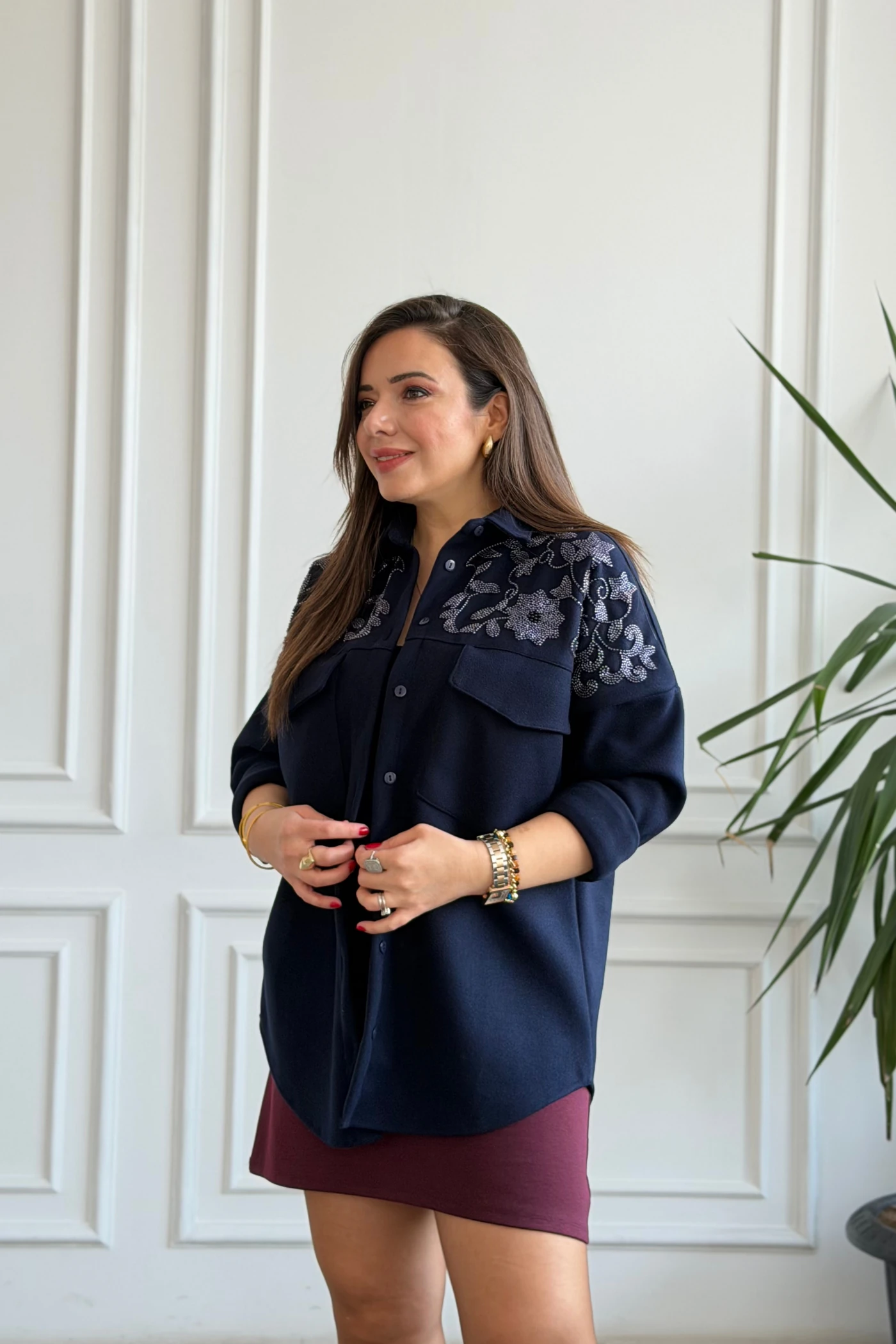 Omzu Çiçek Boncuk İşlemeli Posta Cepli Gömlek