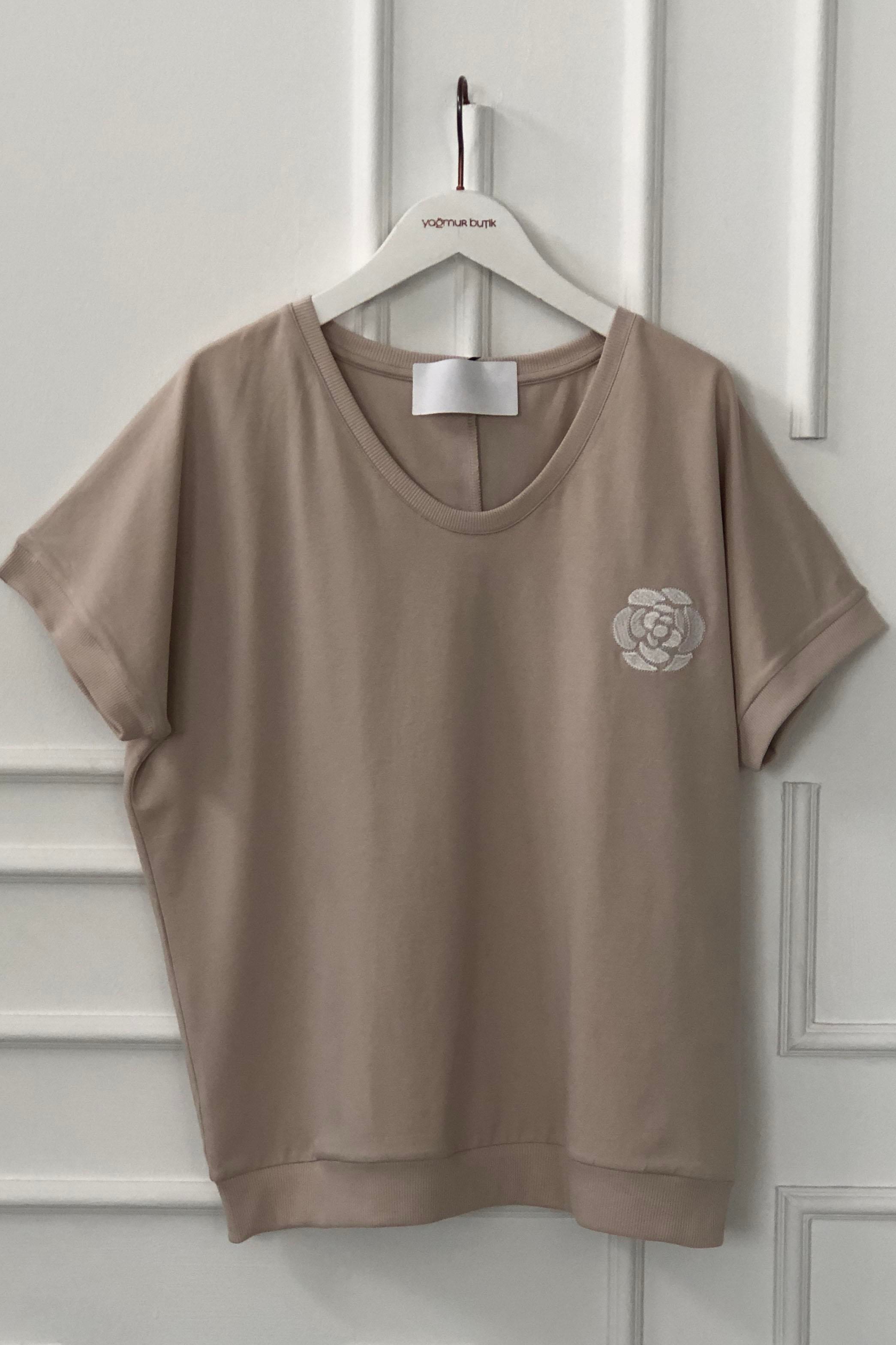 Önü Çiçek Nakış İşlemeli T-Shirt
