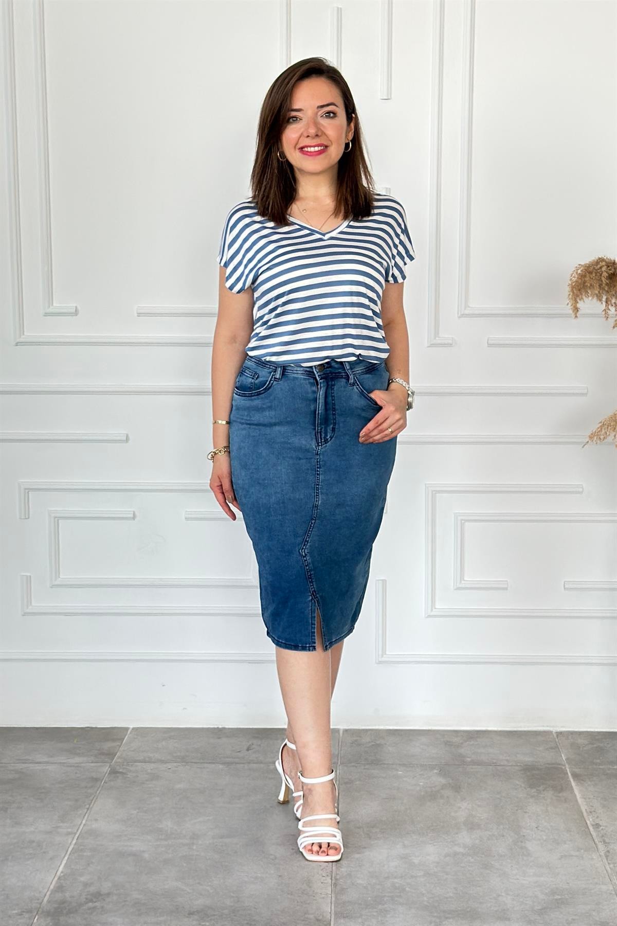 V Yaka Çizgili Basic T-Shirt