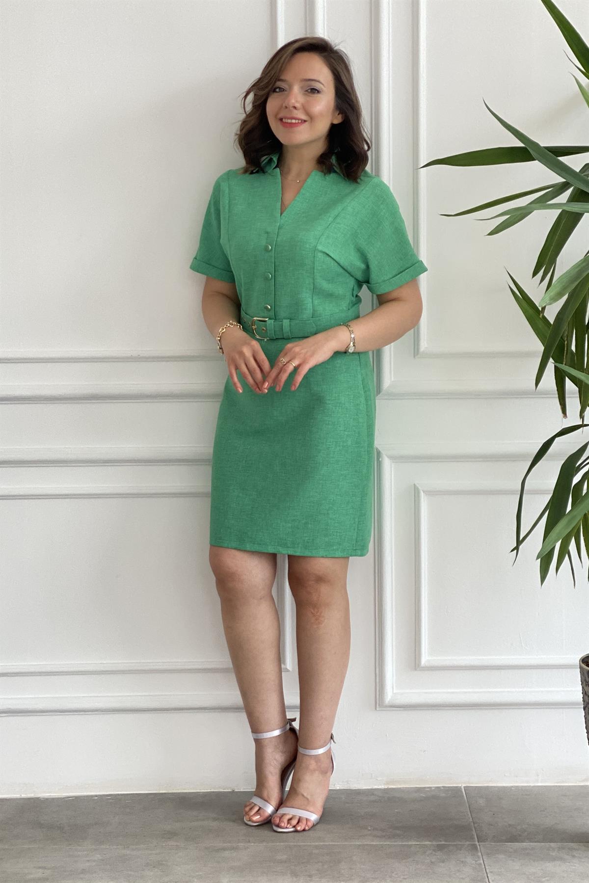 Önü Üç Düğme Detaylı Kemerli Elbise