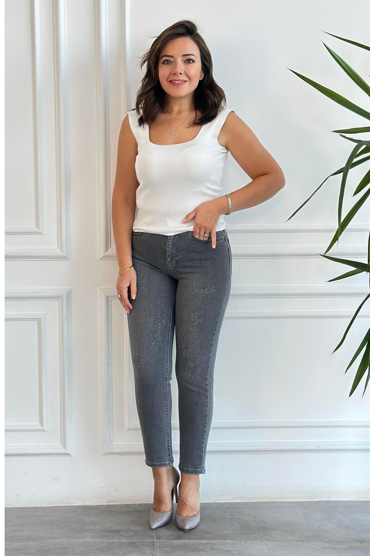 Yüksek Bel Serpme Taş Detaylı Mom Jean