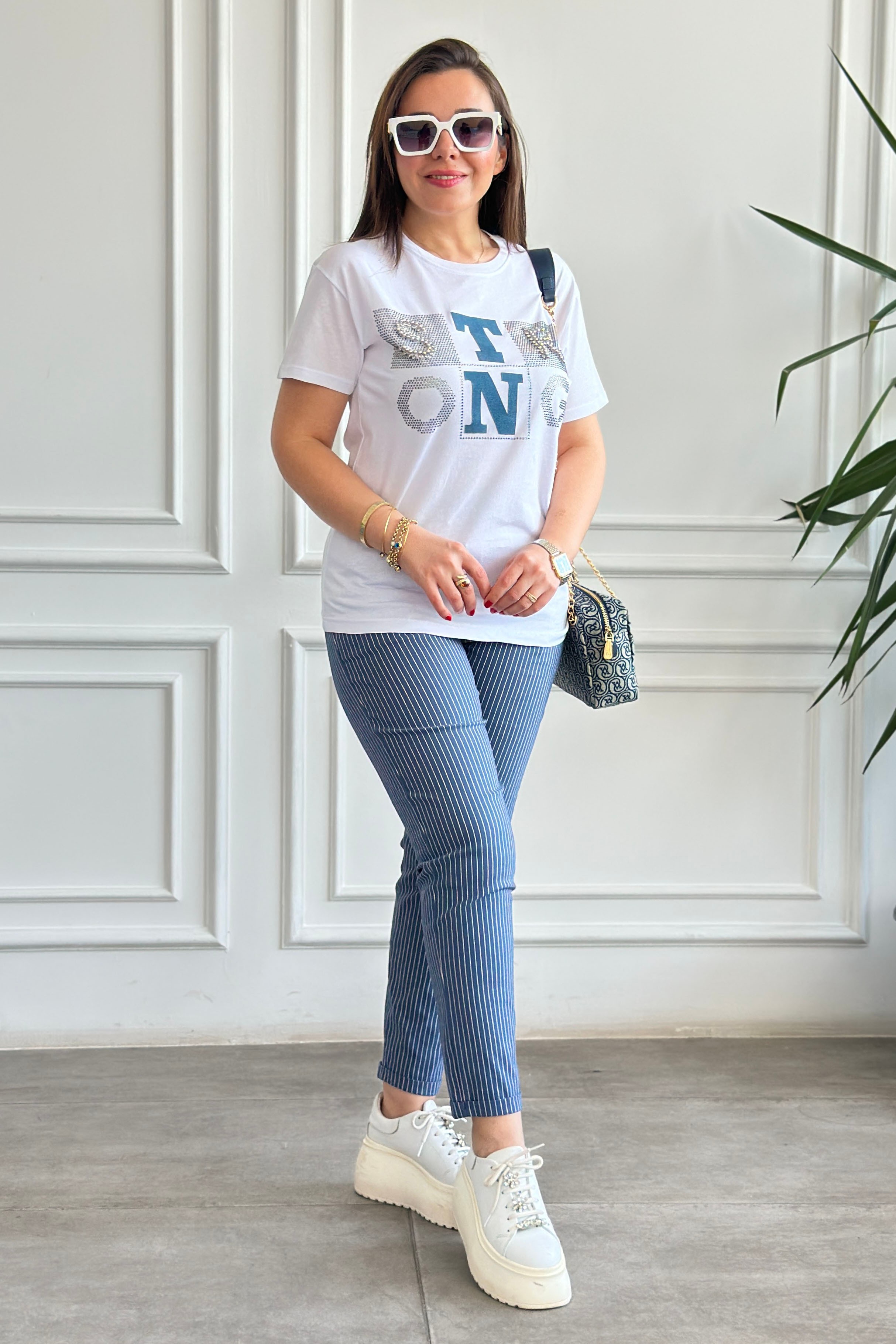 Önü Harf Ve Taş Baskılı T-Shirt