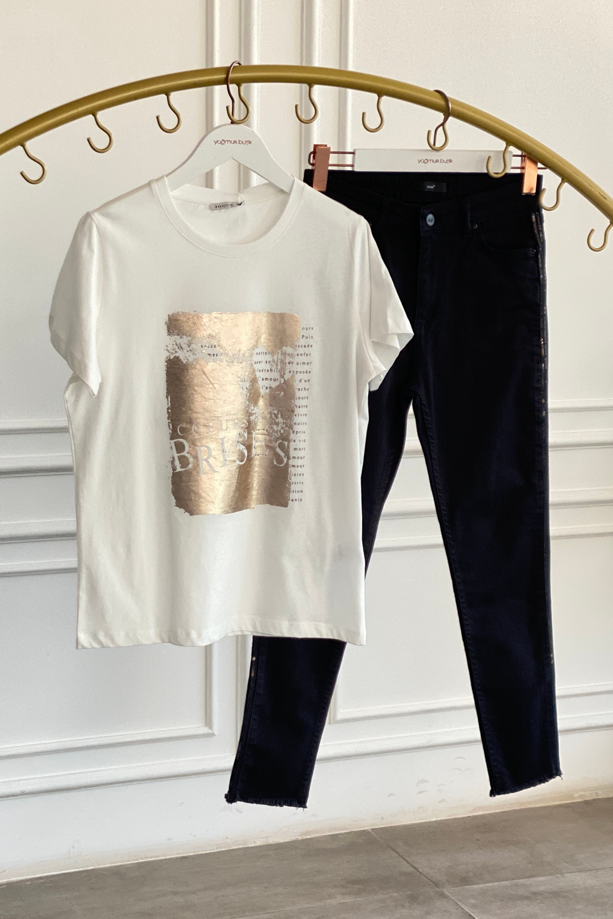 Önü Yazı Ve Yaldız Baskılı T-Shirt