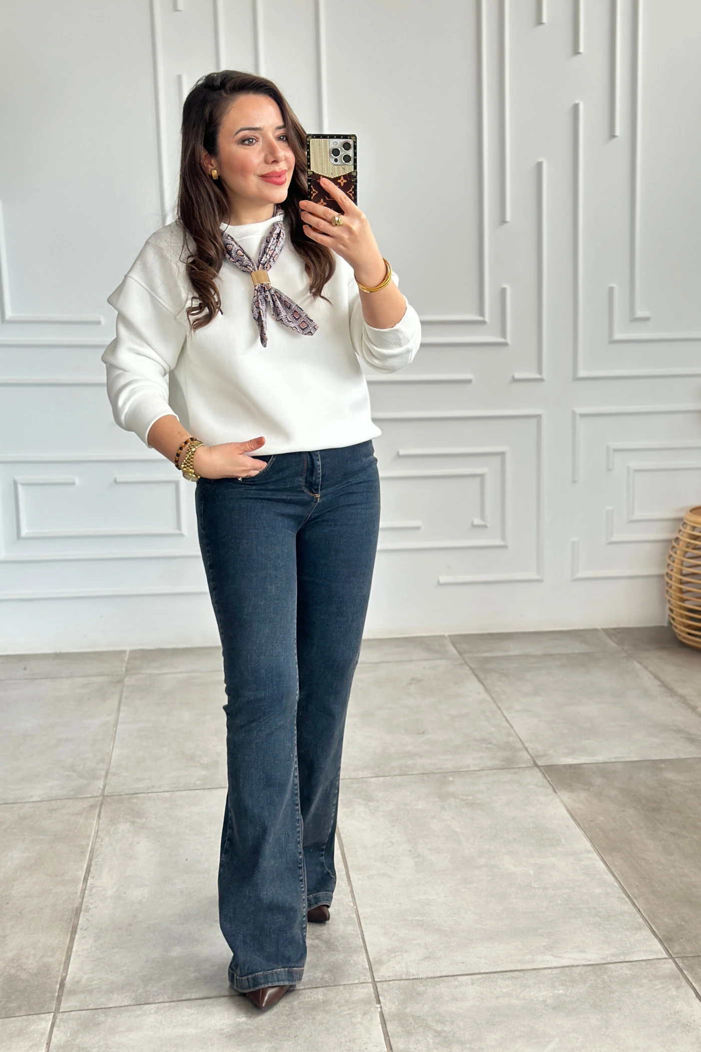 Geyik Nakış İşlemeli Yakası Fular Detaylı Sweat - BEYAZ