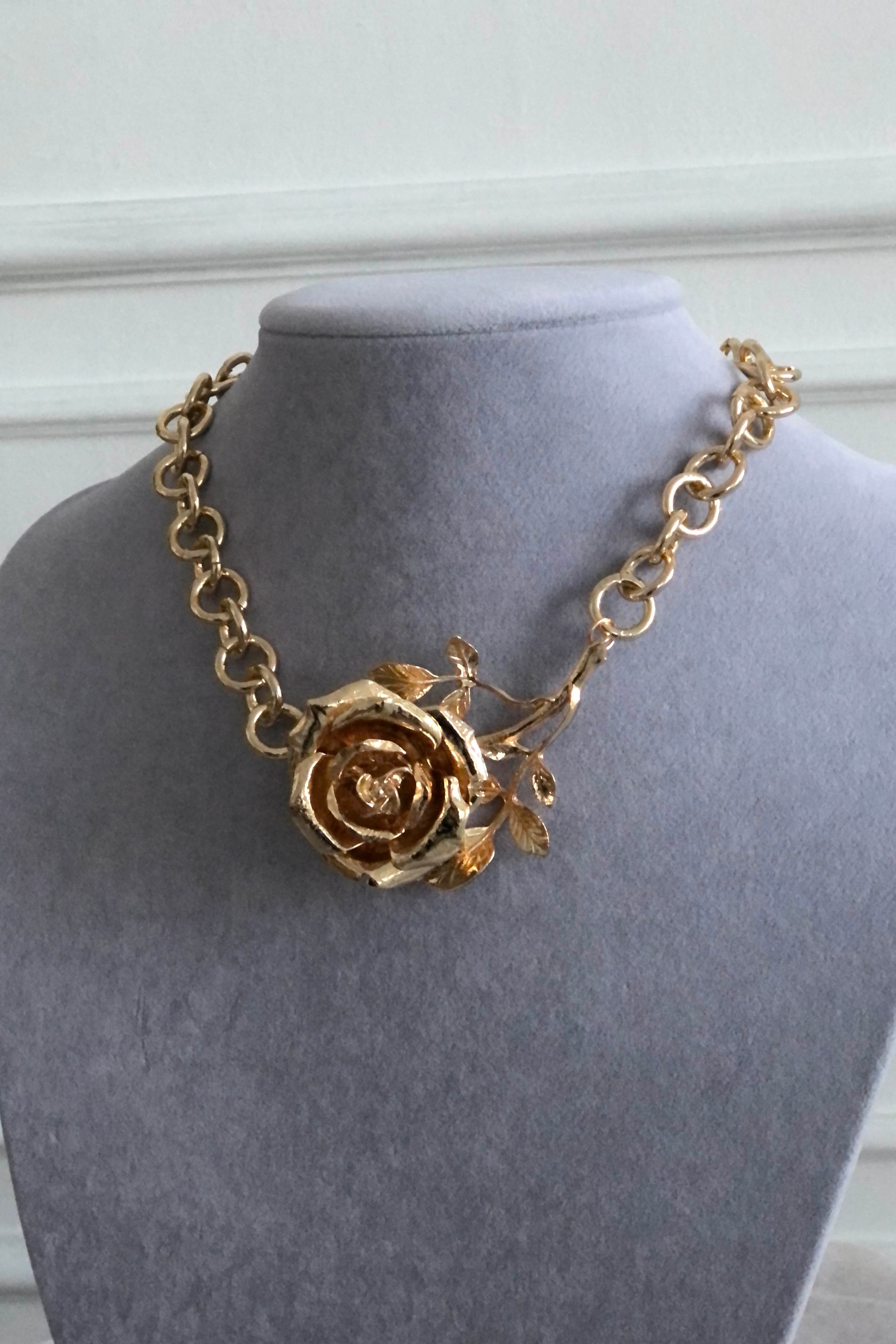 KLY27 Metal Gül aksesuarlı Zra Kolye 