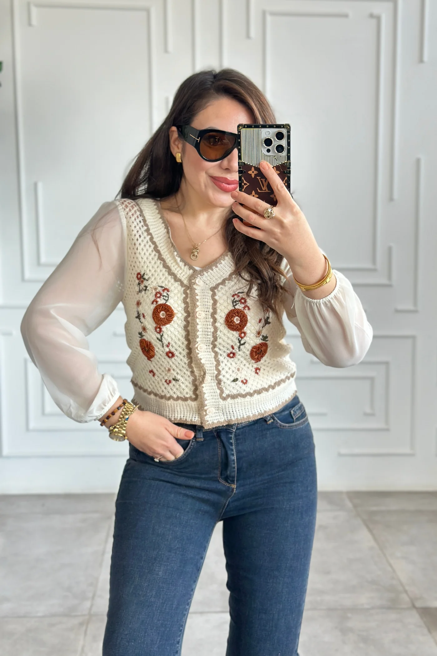 Kolları Şifon Nakış işlemeli Düğmeli Kısa Bluz