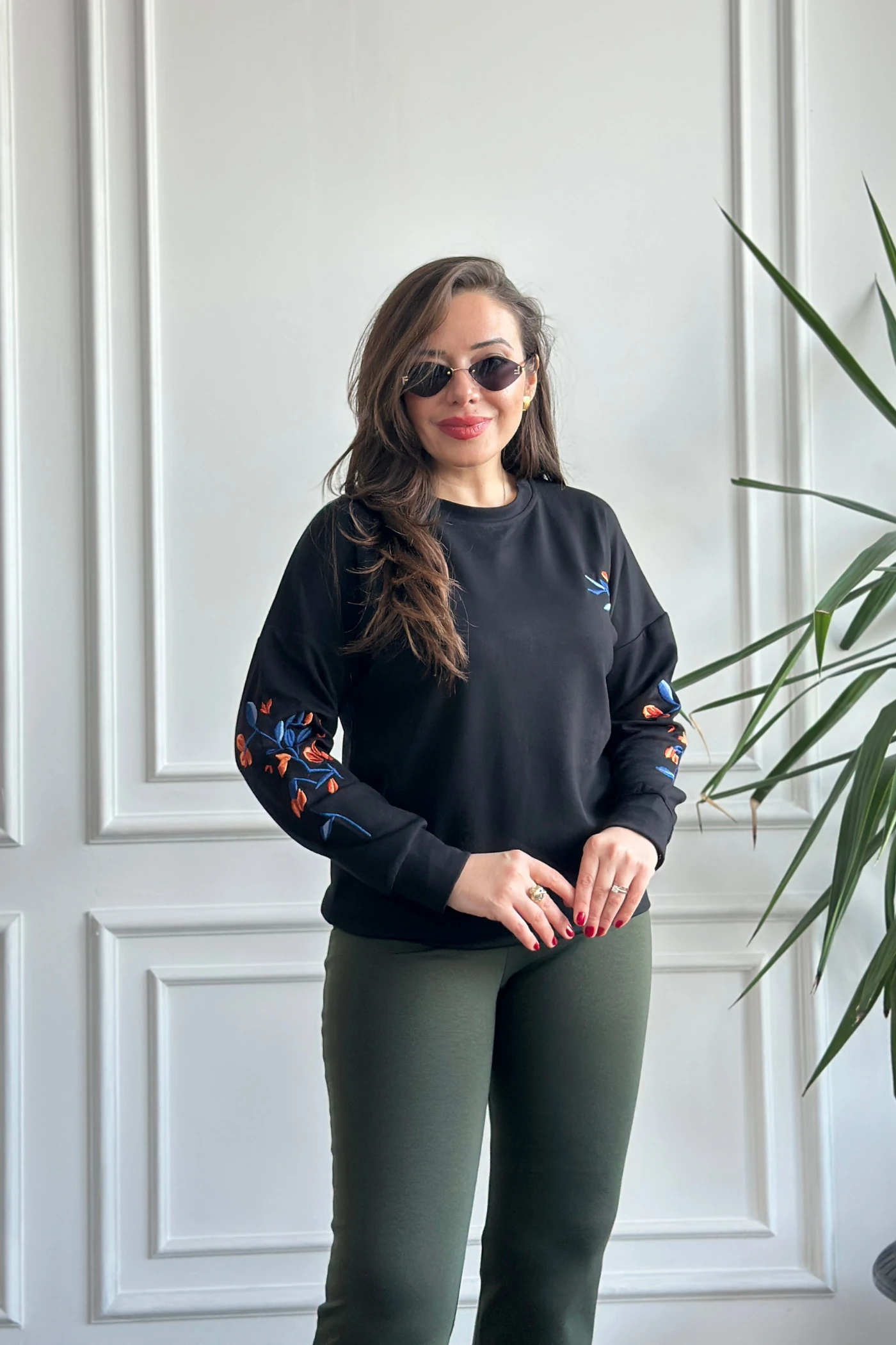 Önü Ve Kolları Nakış İşlemeli Sweat  - SIYAH