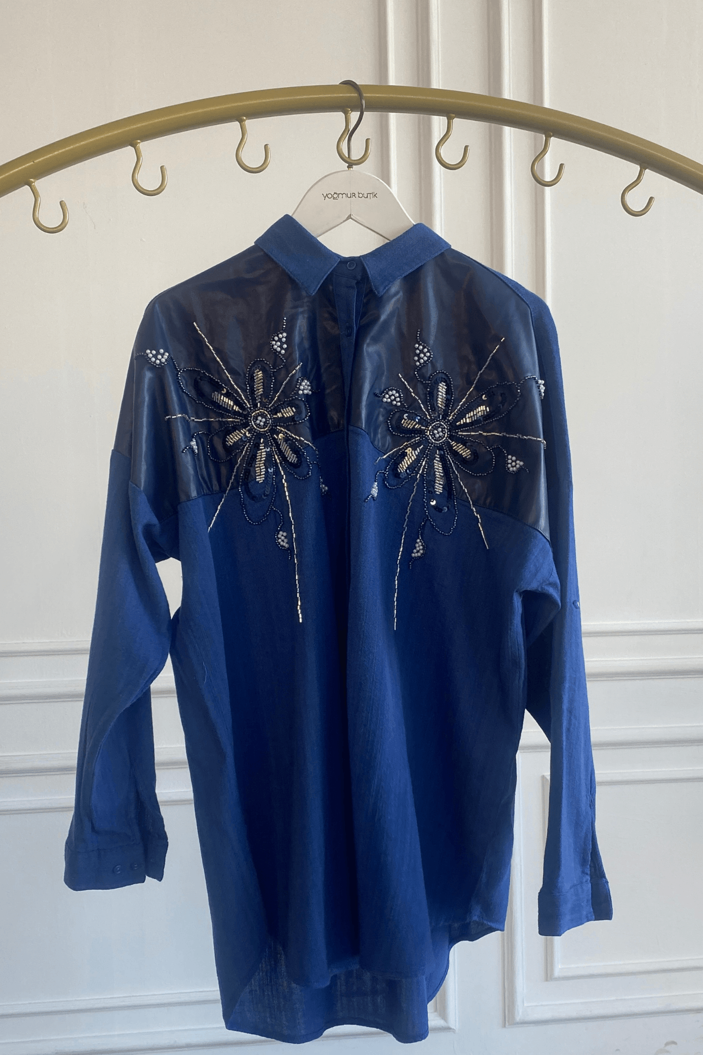 Pul Ve Boncuk İşlemeli Deri Detaylı Gömlek