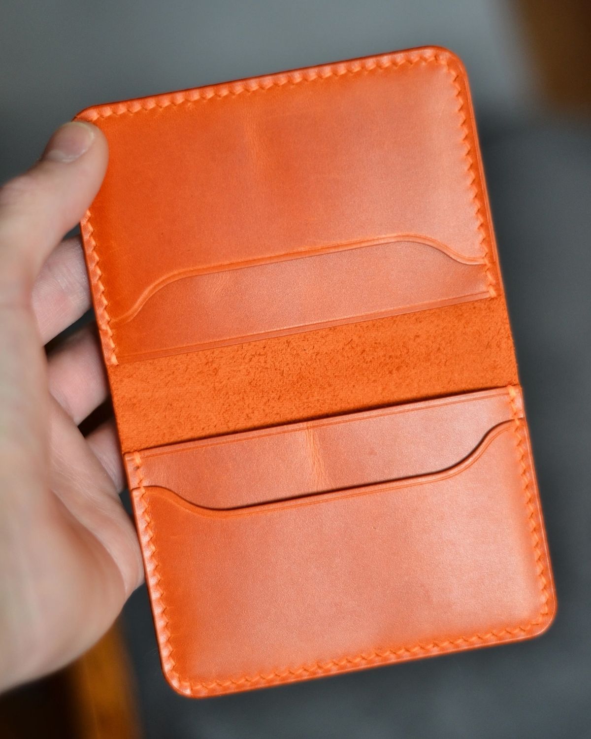 El Yapımı Turuncu Deri Kartlık Cüzdan – Minimalist ve Fonksiyonel Tasarım