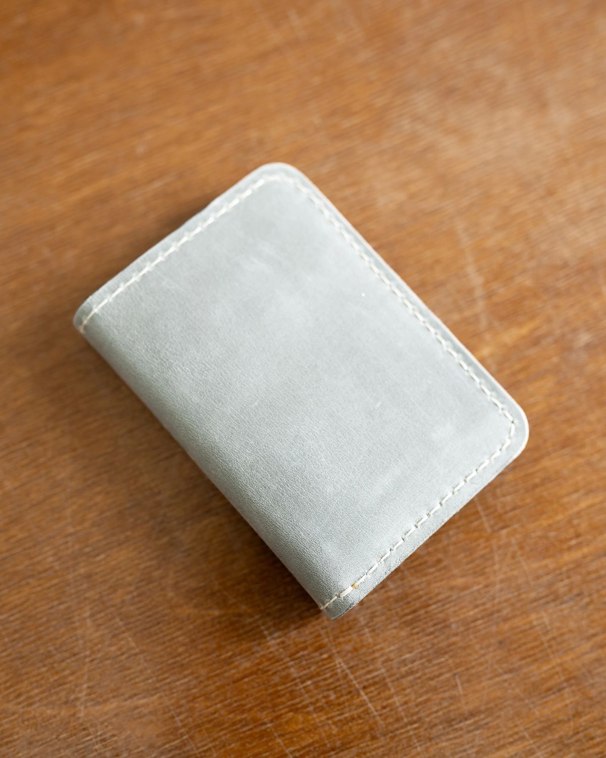 El Yapımı Gri Turuncu Deri Cüzdan – Metal Düğmeli Tasarım