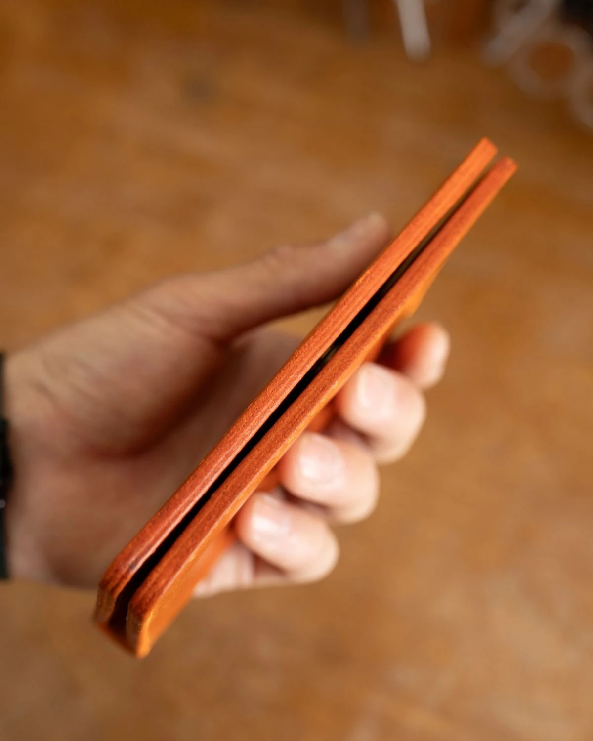 El Yapımı Hakiki Deri Cüzdan – Metal Düğmeli, Çift Bölmeli Tasarım