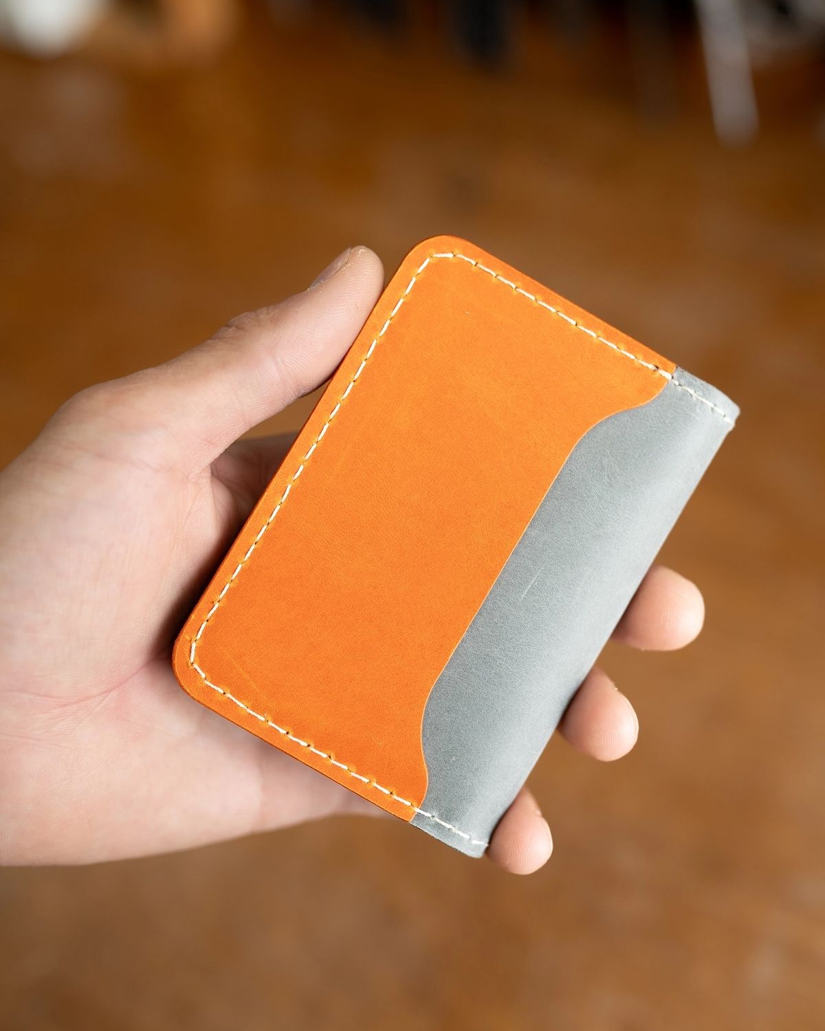 El Yapımı Gri Turuncu Deri Cüzdan – Metal Düğmeli Tasarım main variant image