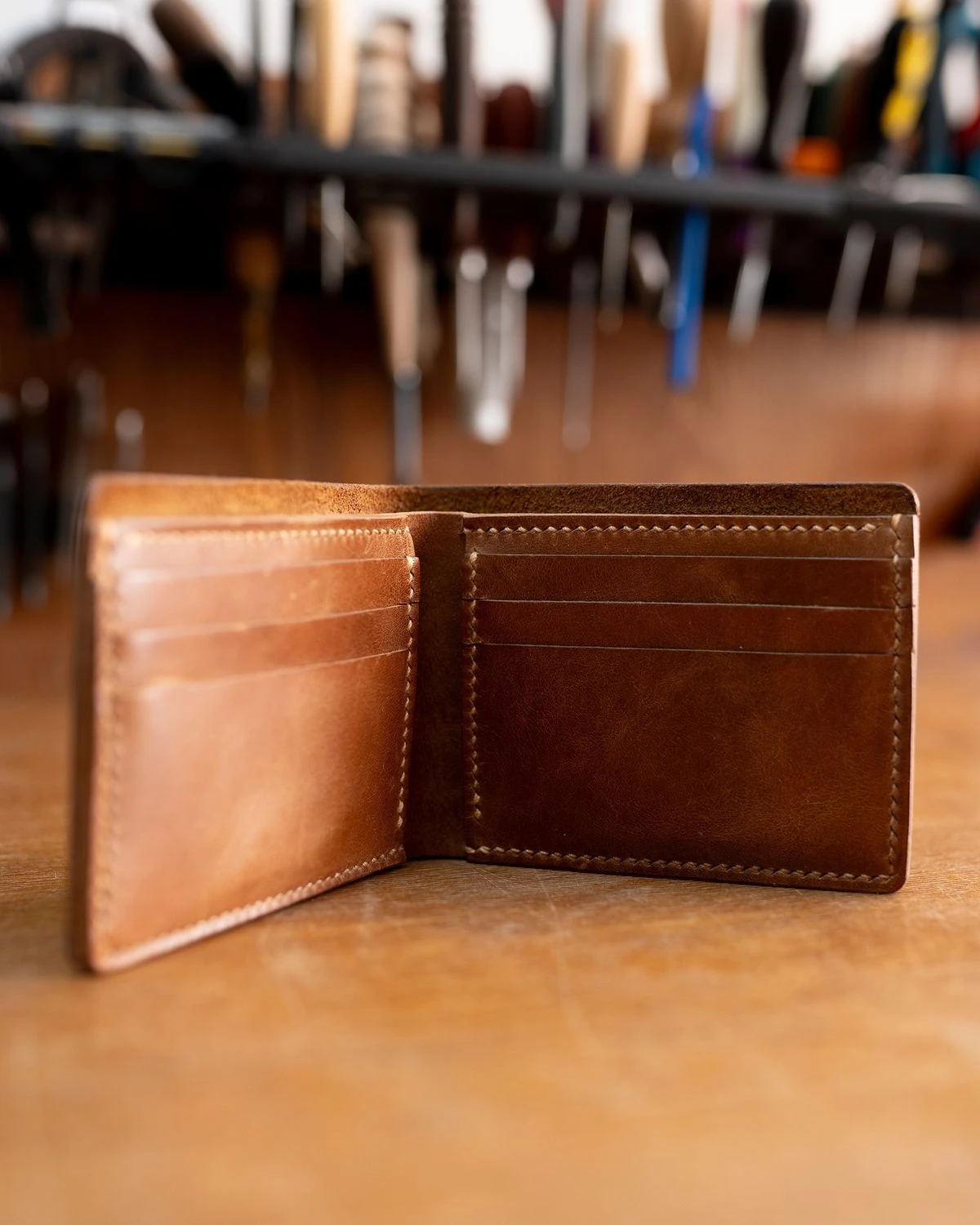 El Yapımı Hakiki Deri Bifold Cüzdan – Şıklık ve Fonksiyonellik Bir Arada