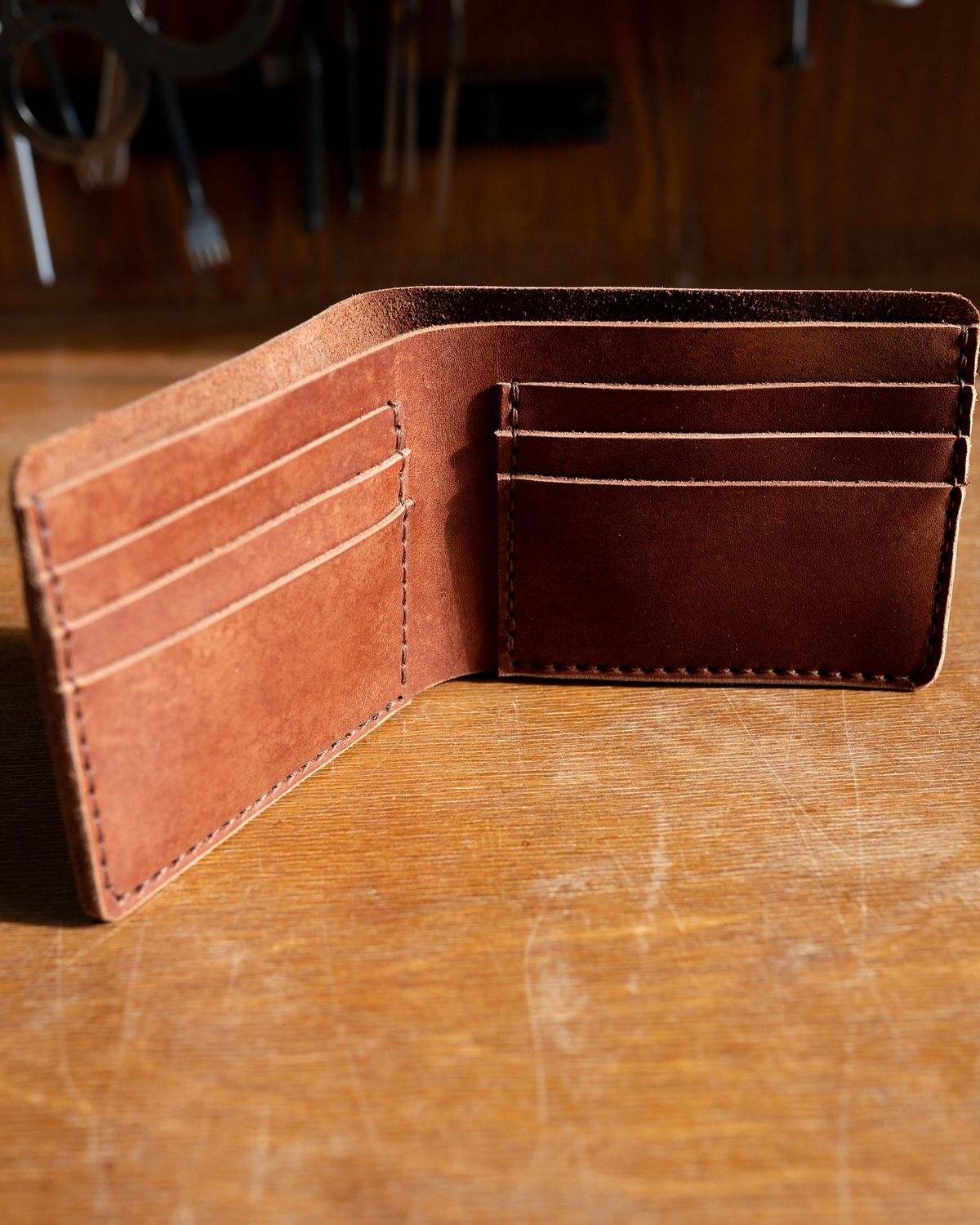 El Yapımı Hakiki Deri Bifold Cüzdan – Şıklık ve Fonksiyonellik Bir Arada