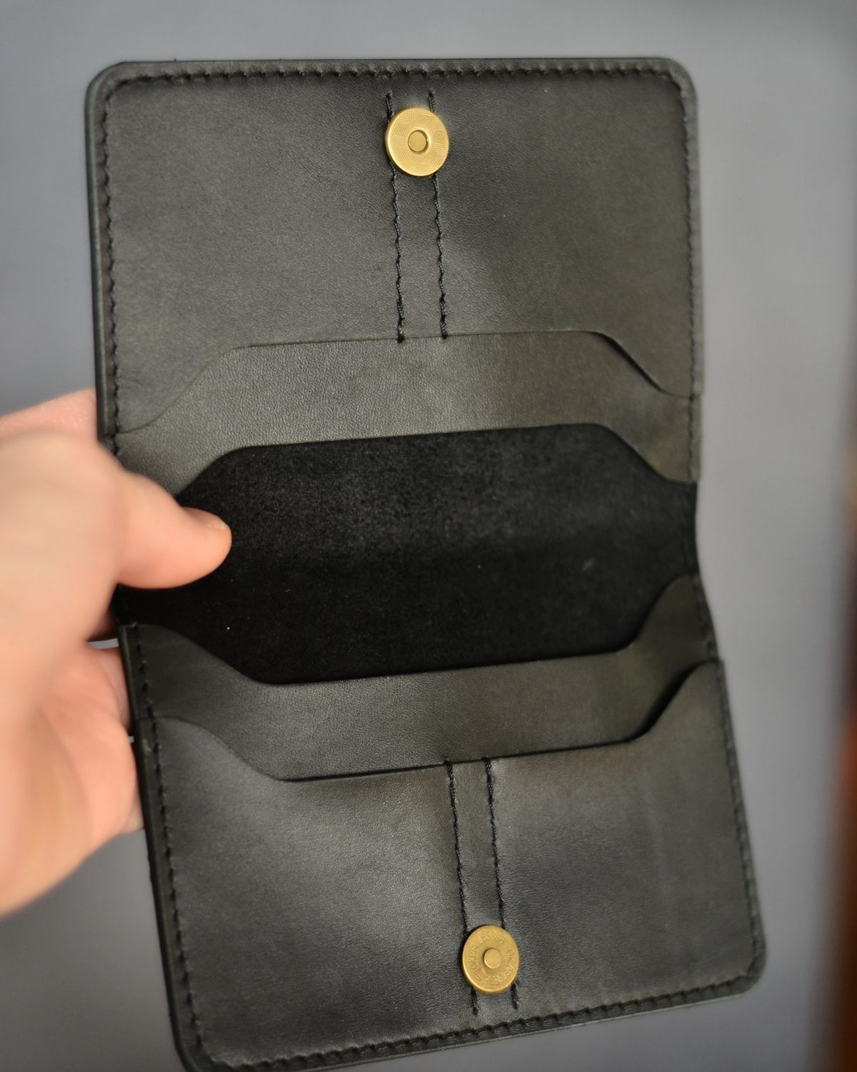 l Yapımı Siyah Deri Cüzdan – Minimalist Tasarım, Güçlü Detaylar main variant image