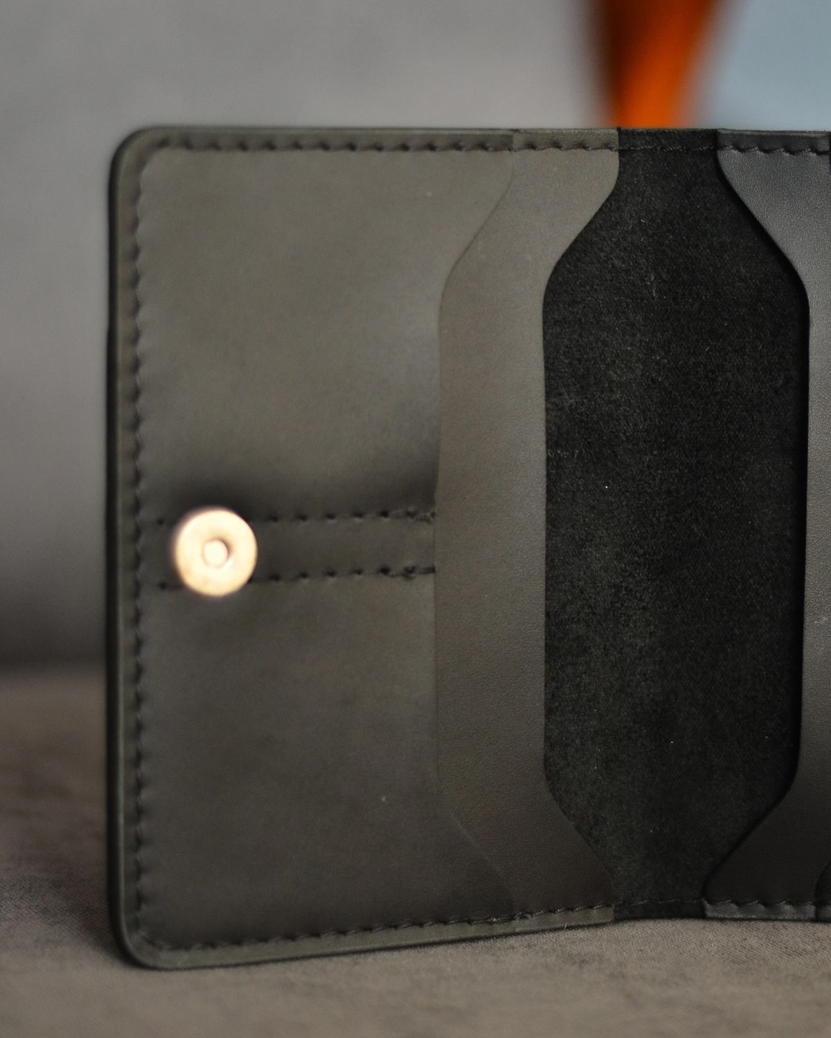 l Yapımı Siyah Deri Cüzdan – Minimalist Tasarım, Güçlü Detaylar