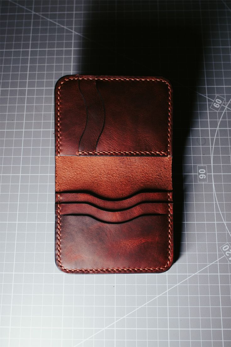 El Yapımı Deri Cüzdan – Koyu Kahverengi, Doğal Doku ve Ustalık main variant image