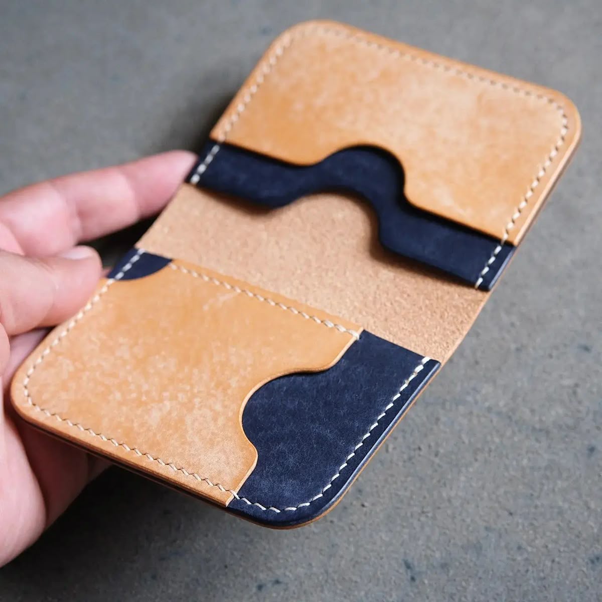 El Yapımı Çift Renk Deri Kartlık – Minimalist Tasarım main variant image