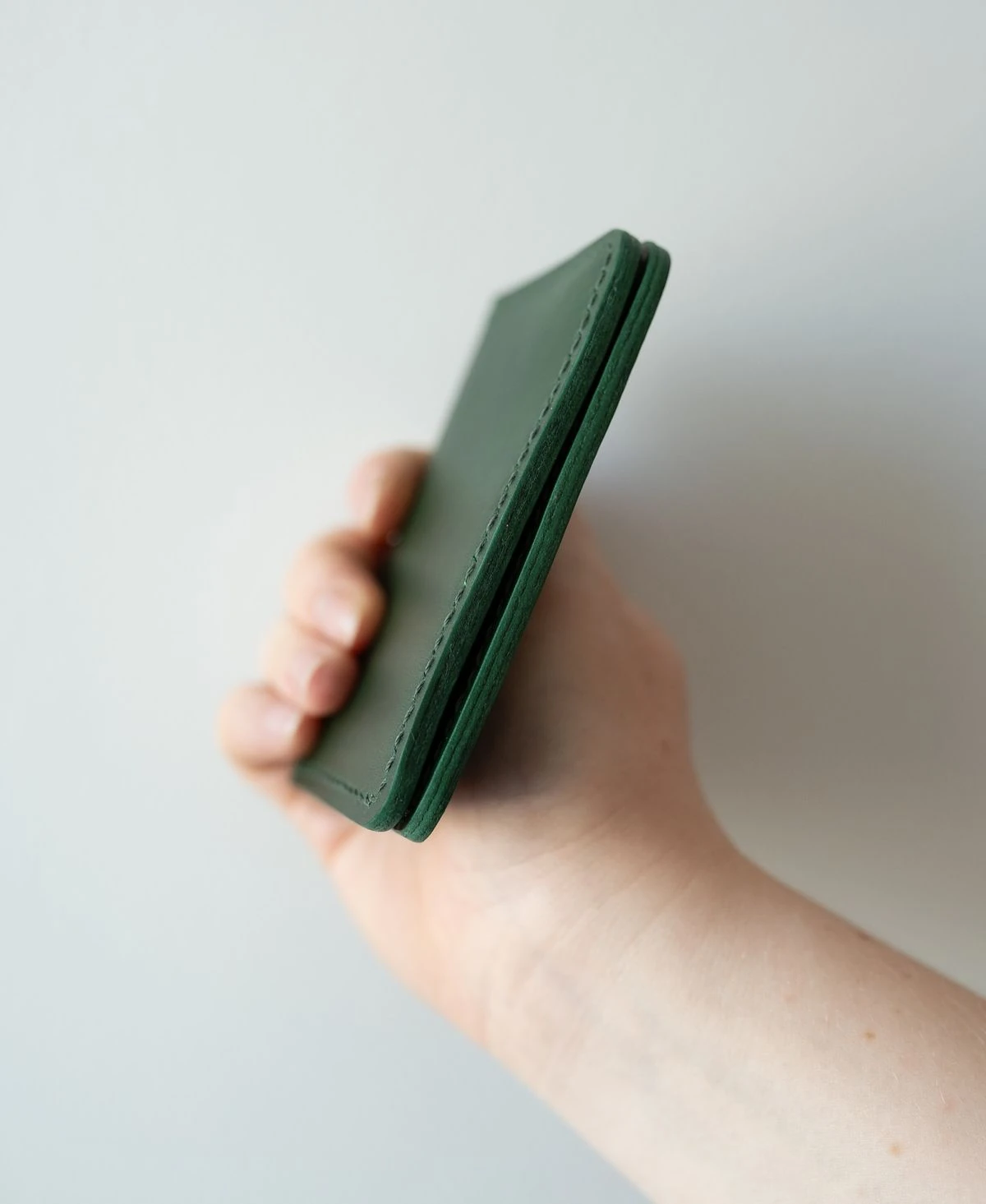 El Yapımı Yeşil Deri Kartlık – Şık, Dayanıklı ve Fonksiyonel