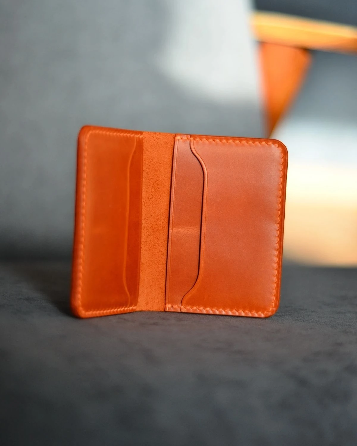 El Yapımı Turuncu Deri Kartlık Cüzdan – Minimalist ve Fonksiyonel Tasarım