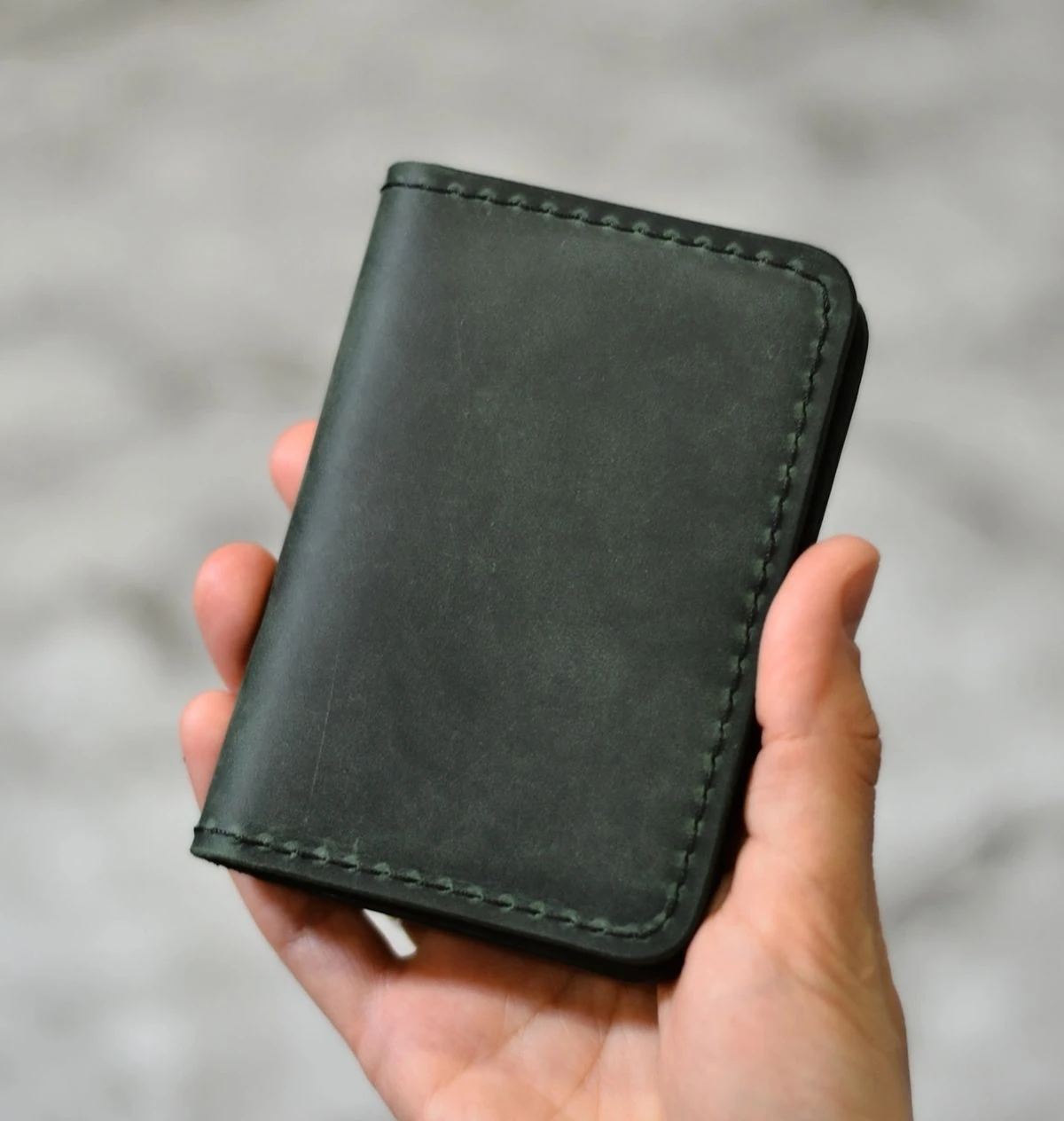 El Yapımı Koyu Yeşil Deri Cüzdan – Şık, Dayanıklı ve Minimalist