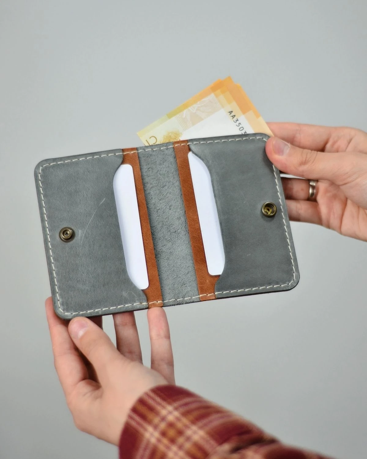 El Yapımı Deri Cüzdan – Gri & Kahverengi, Nakit ve Kart Taşıma İçin İdeal