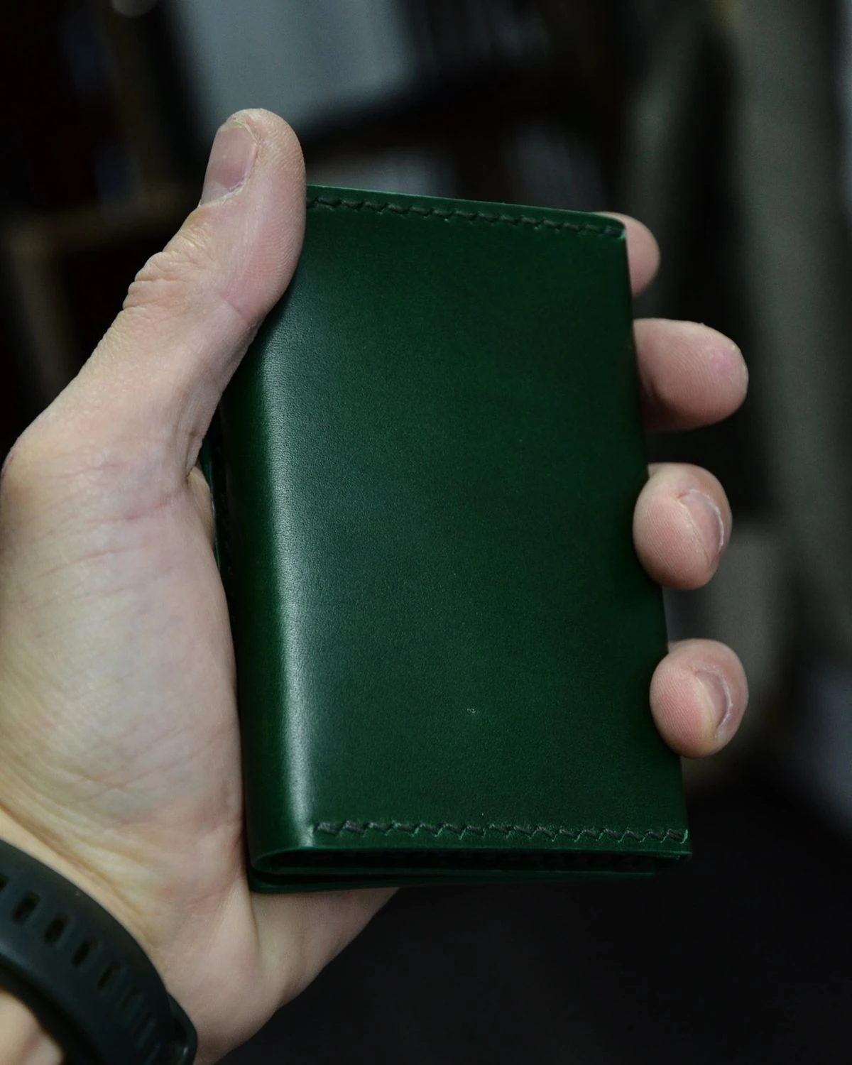 El Yapımı Yeşil Deri Kartlık – Şık, Dayanıklı ve Fonksiyonel