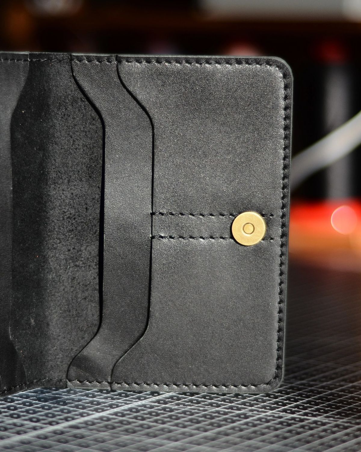 l Yapımı Siyah Deri Cüzdan – Minimalist Tasarım, Güçlü Detaylar