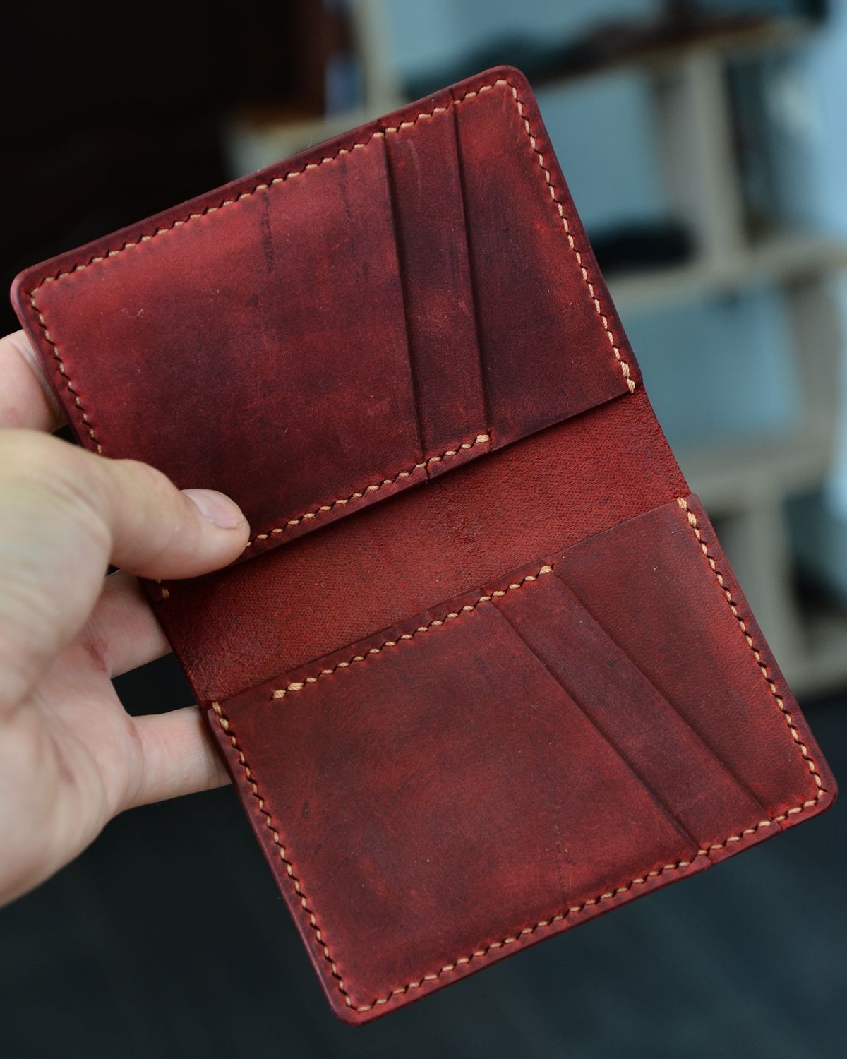 El Yapımı Vintage Deri Cüzdan – Kırmızı, Şık ve Fonksiyonel