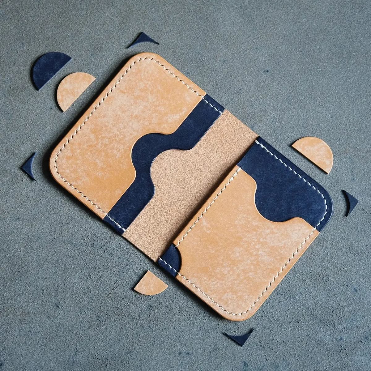 El Yapımı Çift Renk Deri Kartlık – Minimalist Tasarım