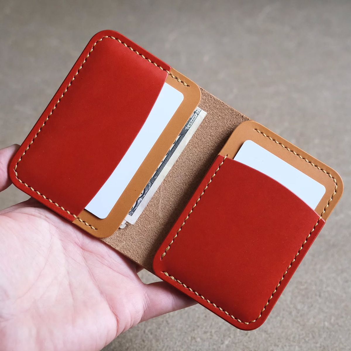 El Yapımı İki Renkli Deri Cüzdan – Kırmızı & Taba, Zarif Kontrast ve Ustalık