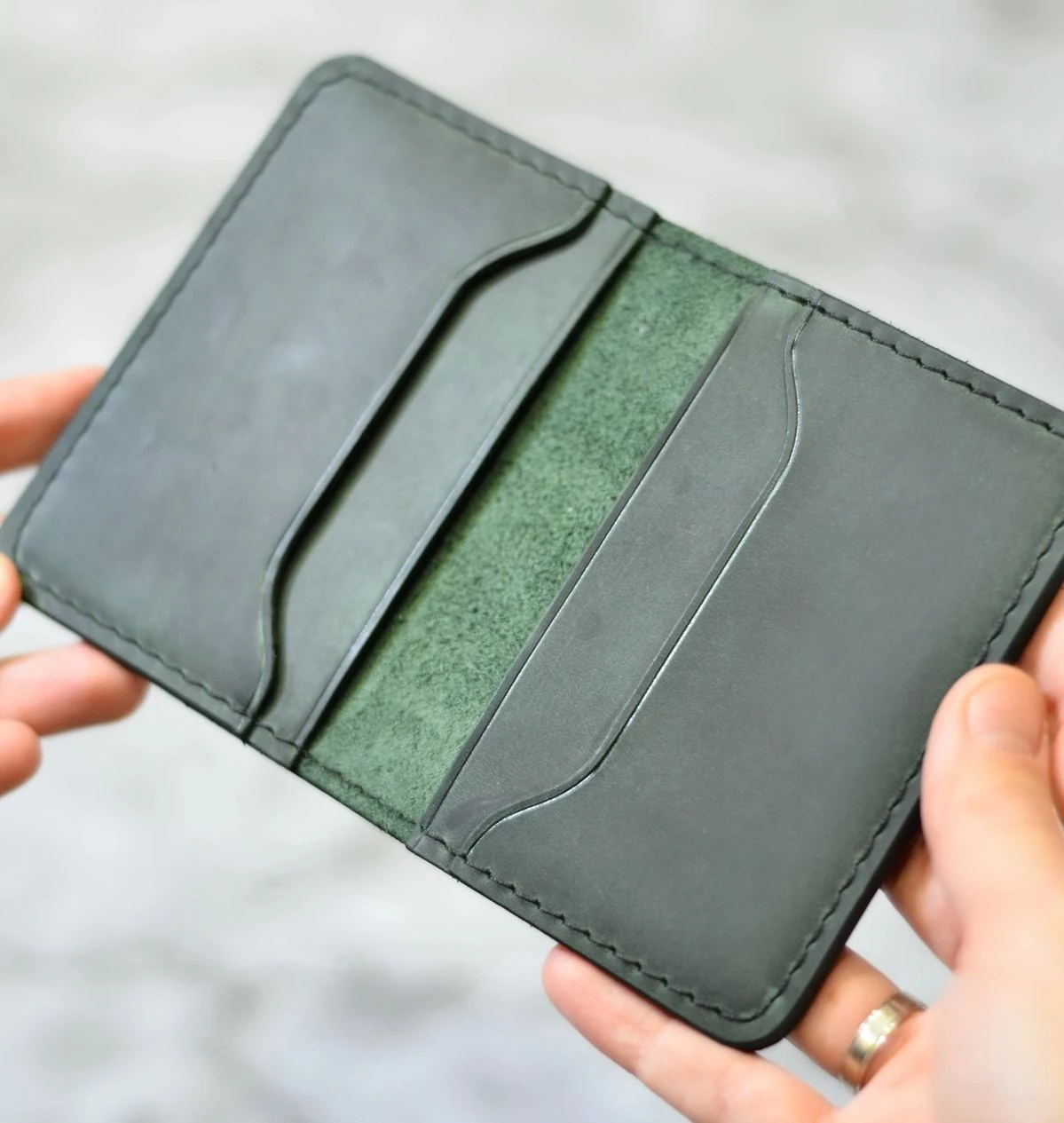 El Yapımı Koyu Yeşil Deri Cüzdan – Şık, Dayanıklı ve Minimalist main variant image
