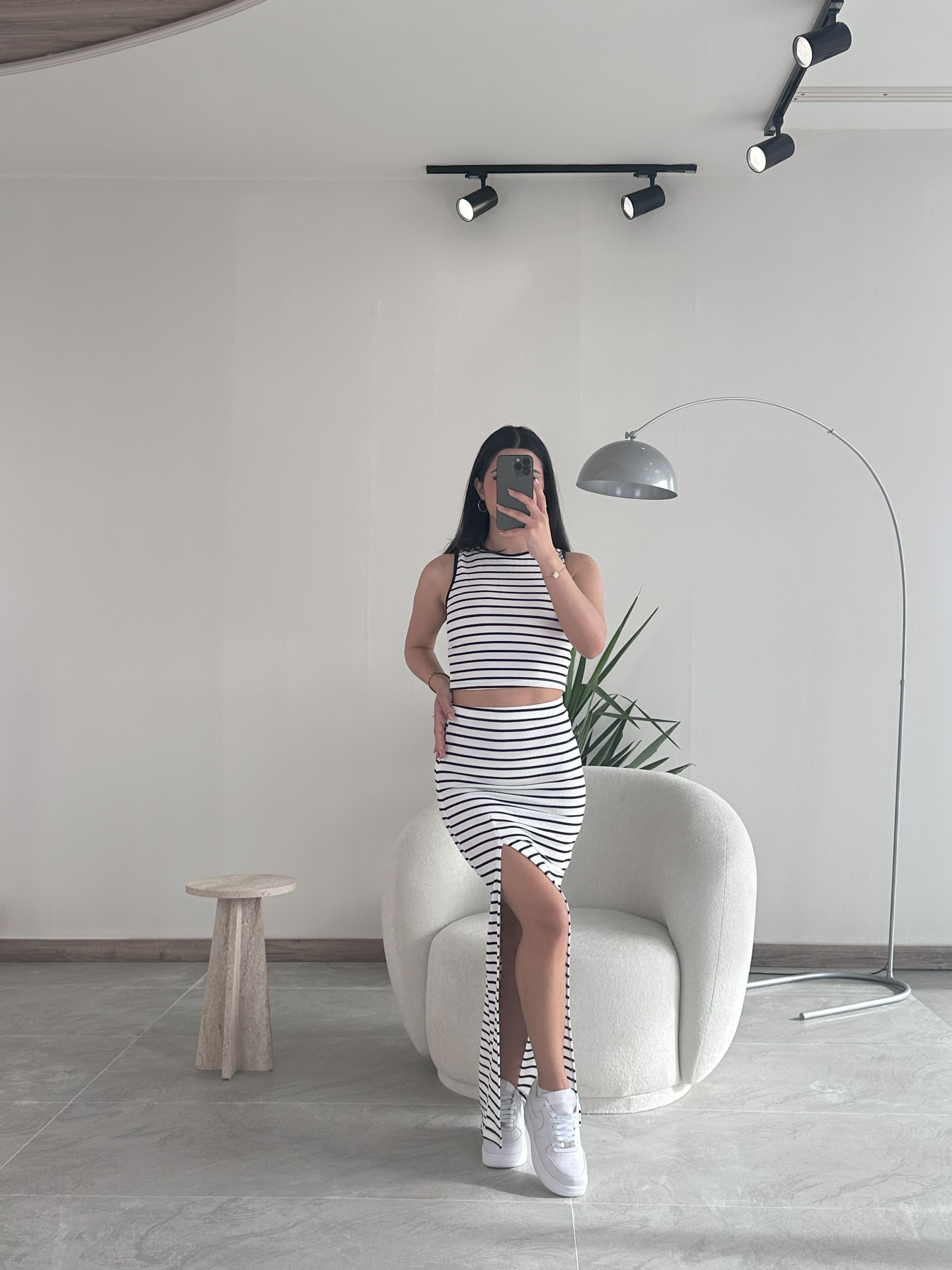 Beyaz Askılı Crop Top Yırtmaçlı Maxi Etek Takım