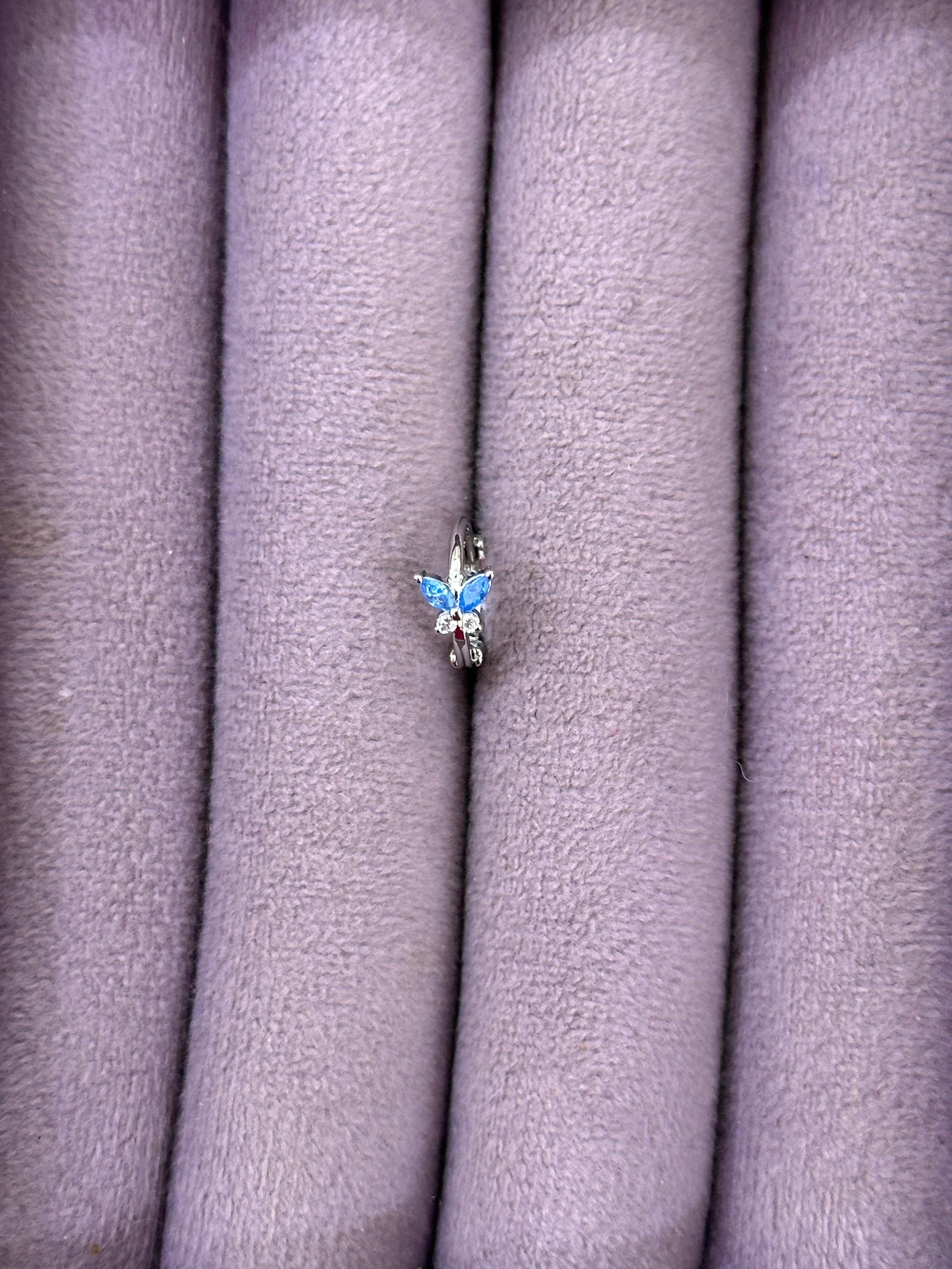 🦋 Mavi Kanat Kelebek – Pembe Sallantılı Zirkon Mini Piercing (Çelik)