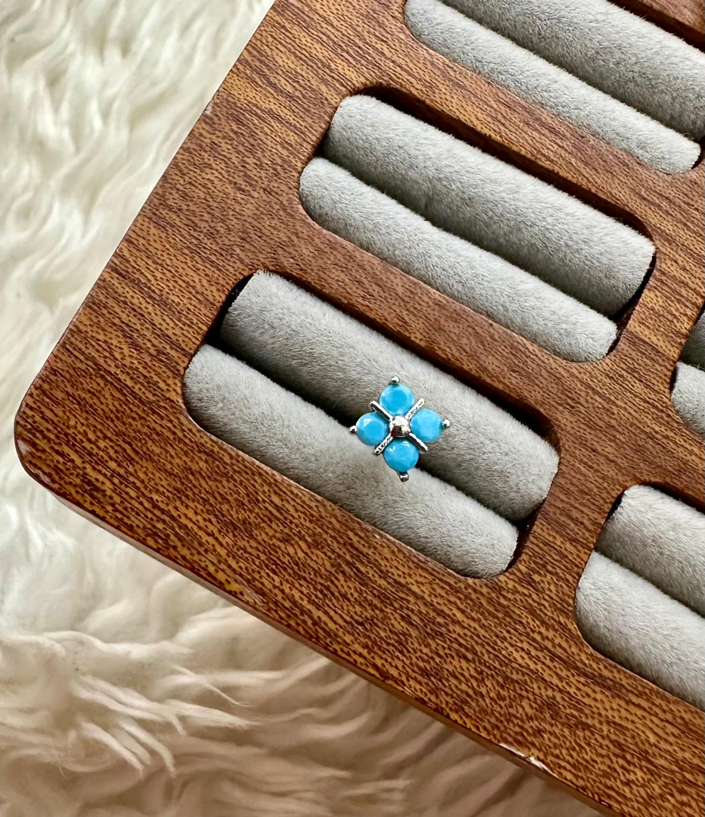 Okyanus Çiçeği: Mavi Papatya Piercing ✨