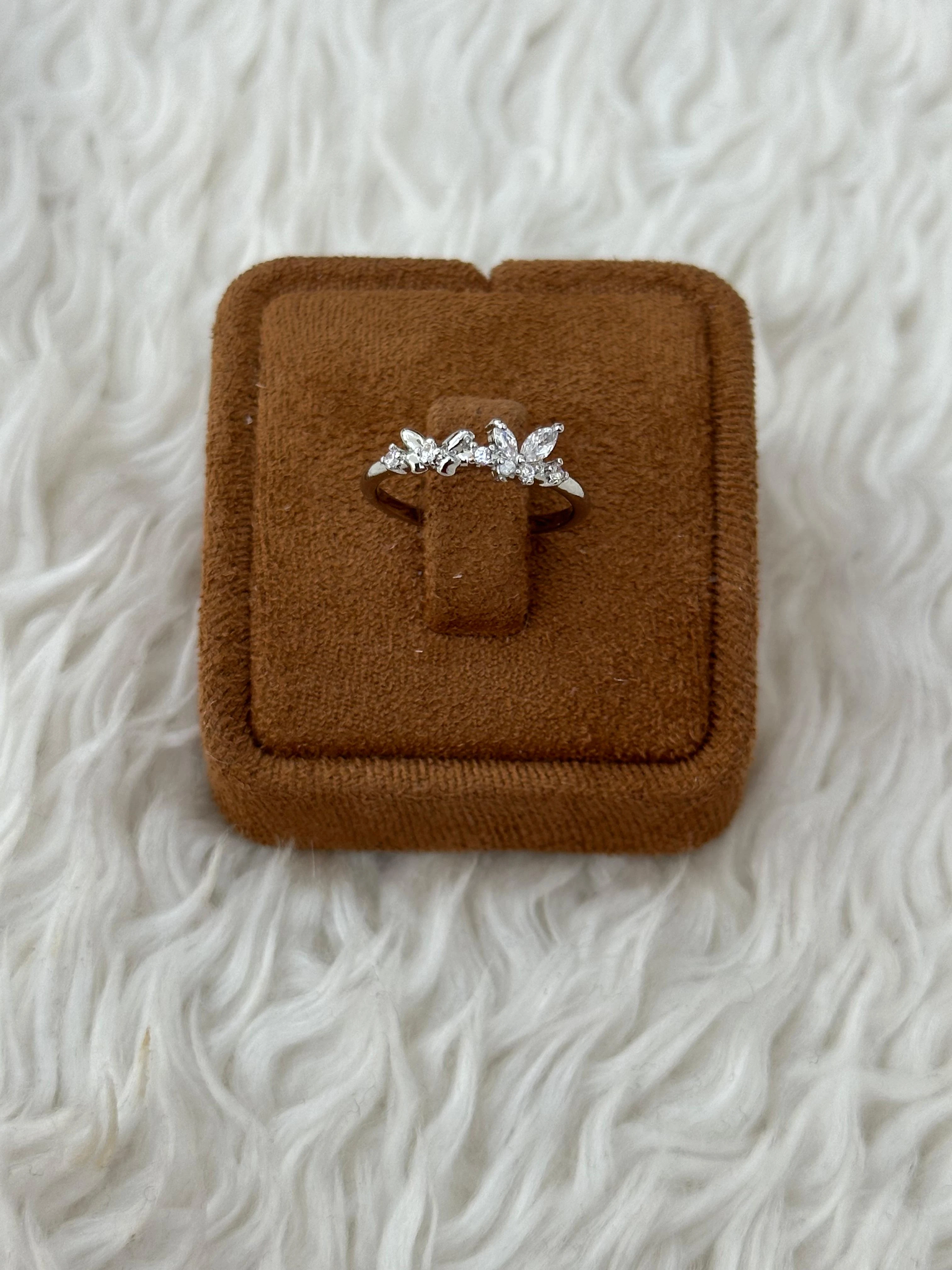 🌸 Zarif Çiçek Detaylı Pırlanta Yüzük 🌸