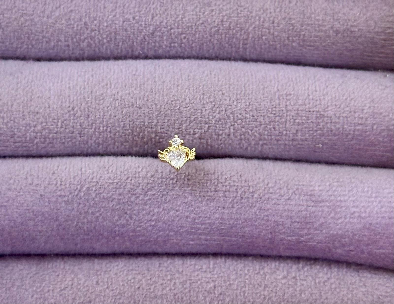 Taçlı ve Kanatlı Kalp Piercing