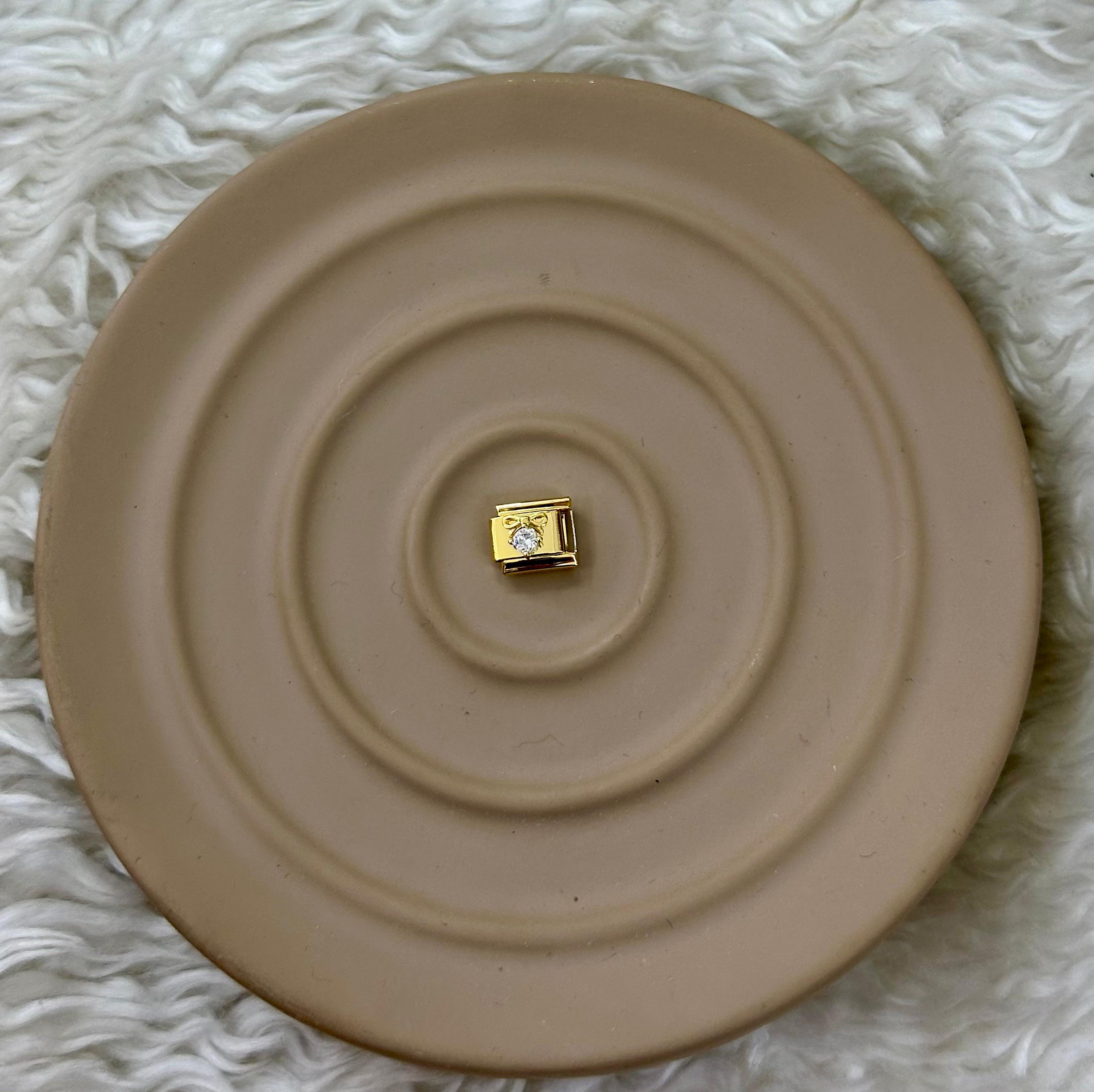 Nomination Charm: Tektaşın Zamansız Işıltısı! 💎💛