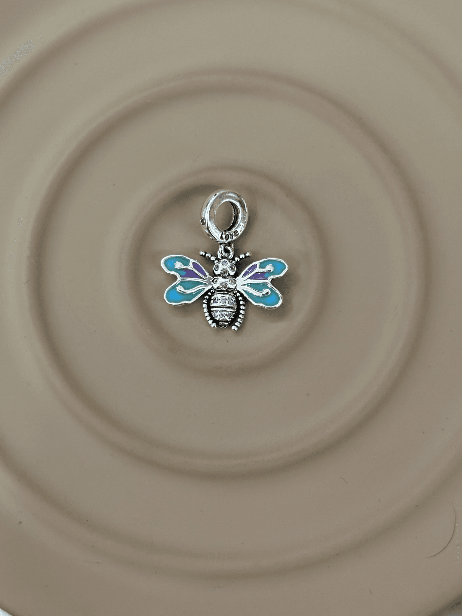 “Renkli Kanatlı Arı” Mine & Taş Dangle Charm