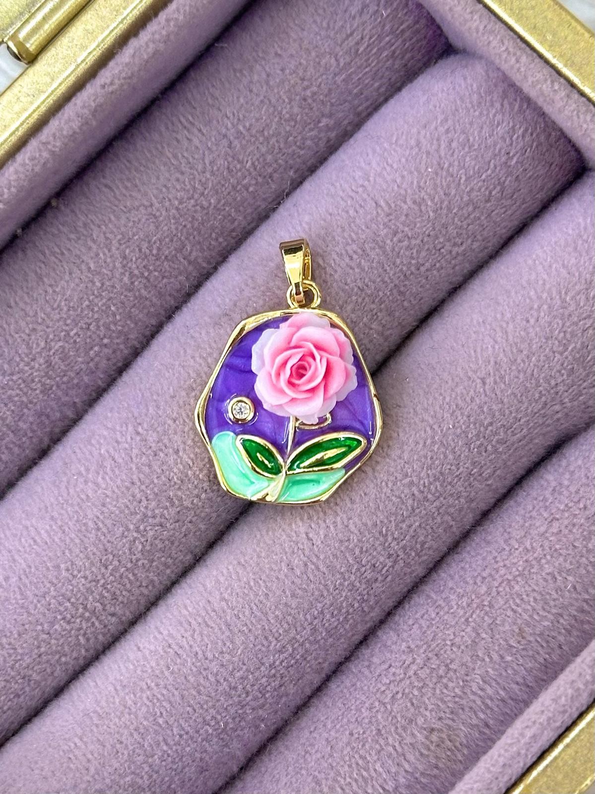 Mor Zemin Üzerinde Pembe Gül ve Yaprak Detaylı Kolye Ucu