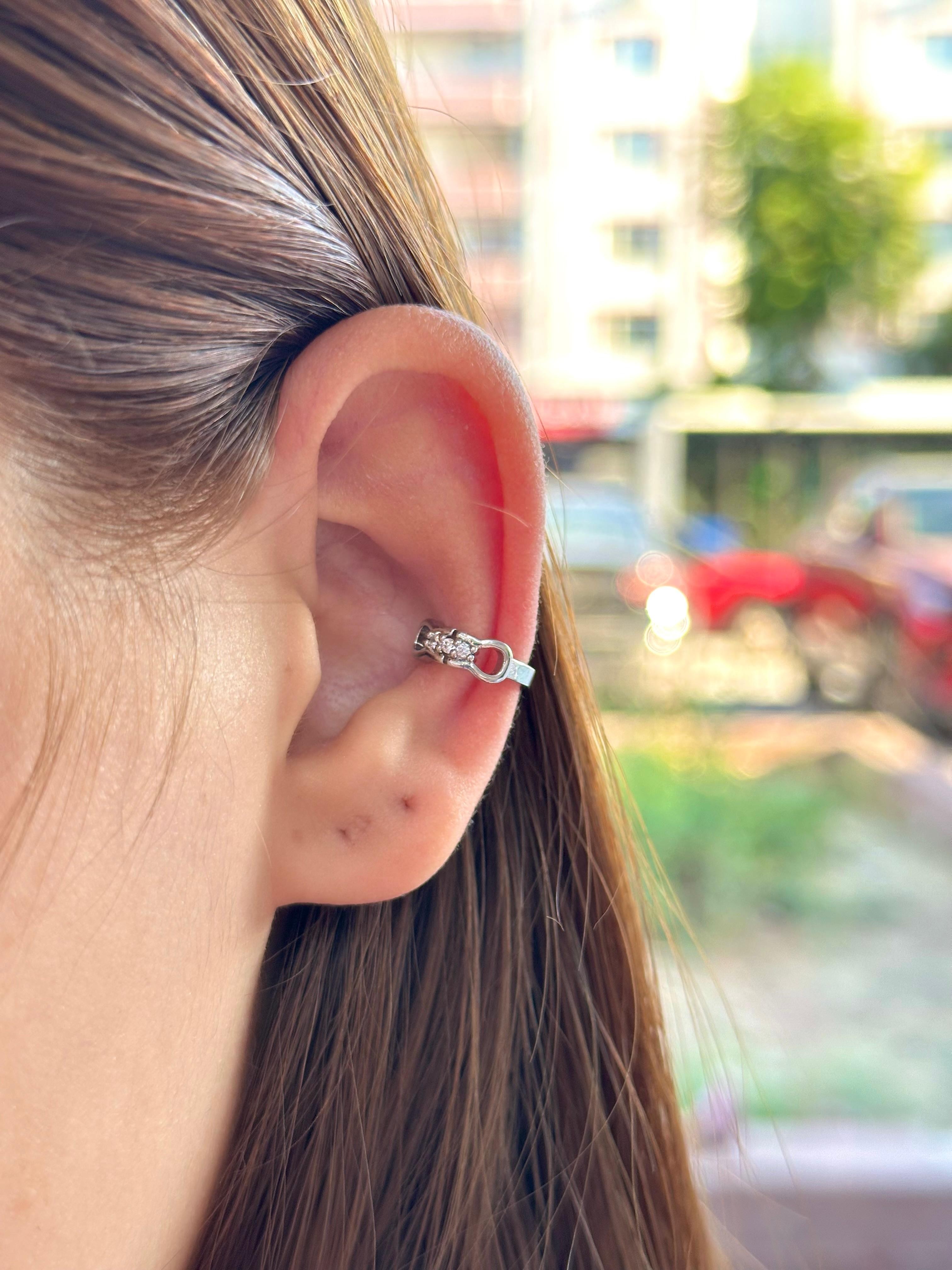 Çelik Kilit Halka Detaylı Taşlı Ear Cuff Kıkırdak Küpe – Silver