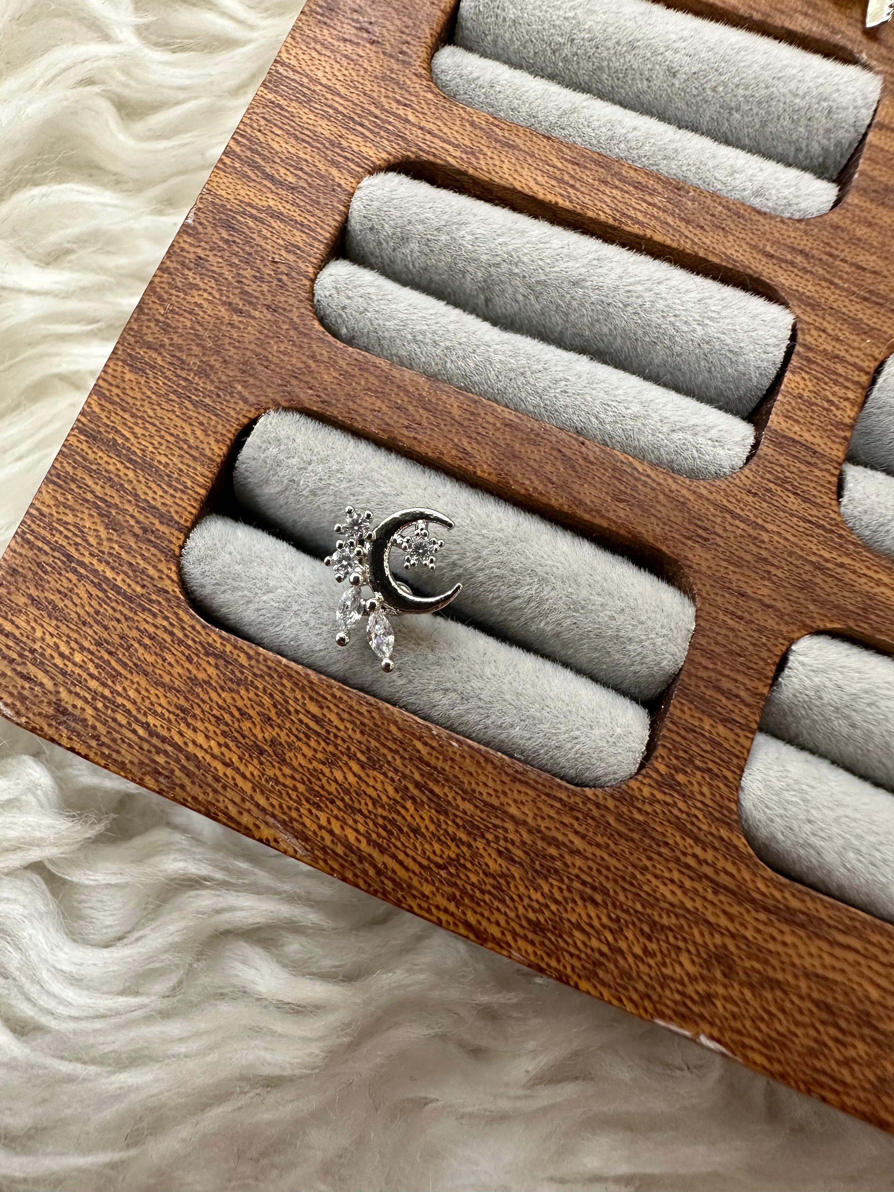 🌙🌸🥈 MASALSININ İŞARETİ: SILVER ÇİÇEKLİ HİLAL PIERCING