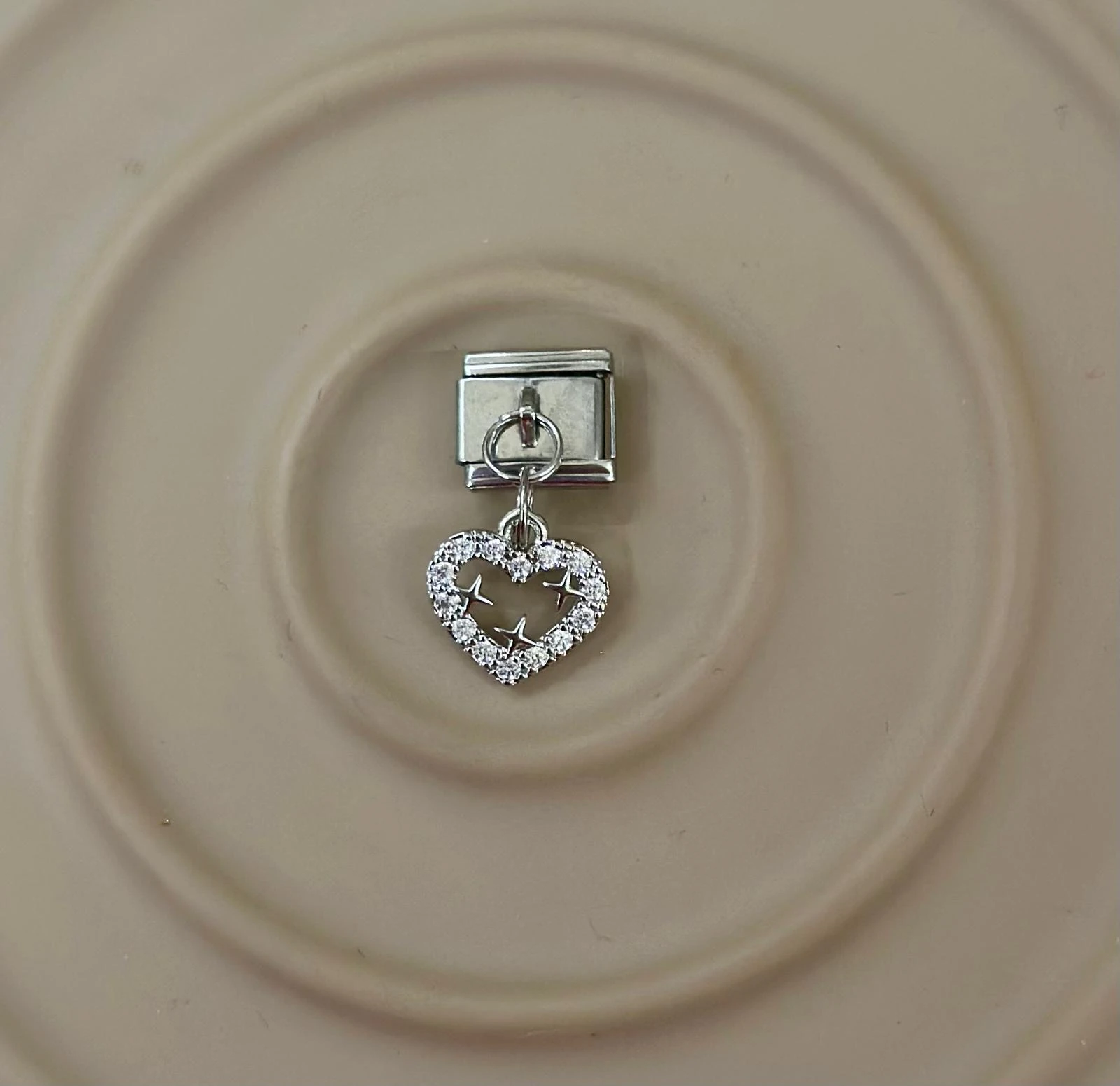 Beyaz/Pembe Emaye Kelebek Charm.