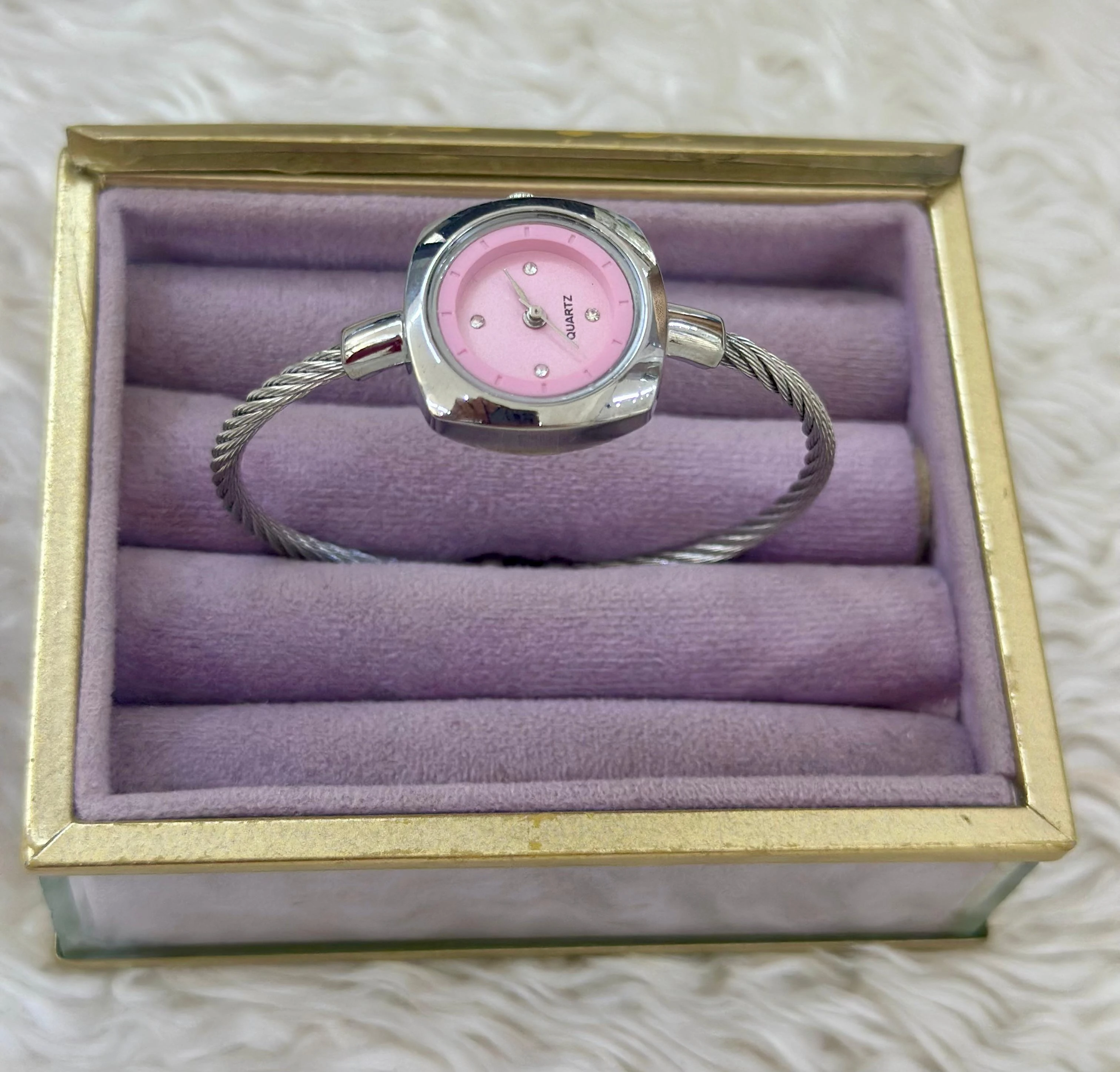 🤍 Zamansız Şıklık: Minik Kare Kadranlı Esnek Saat ✨