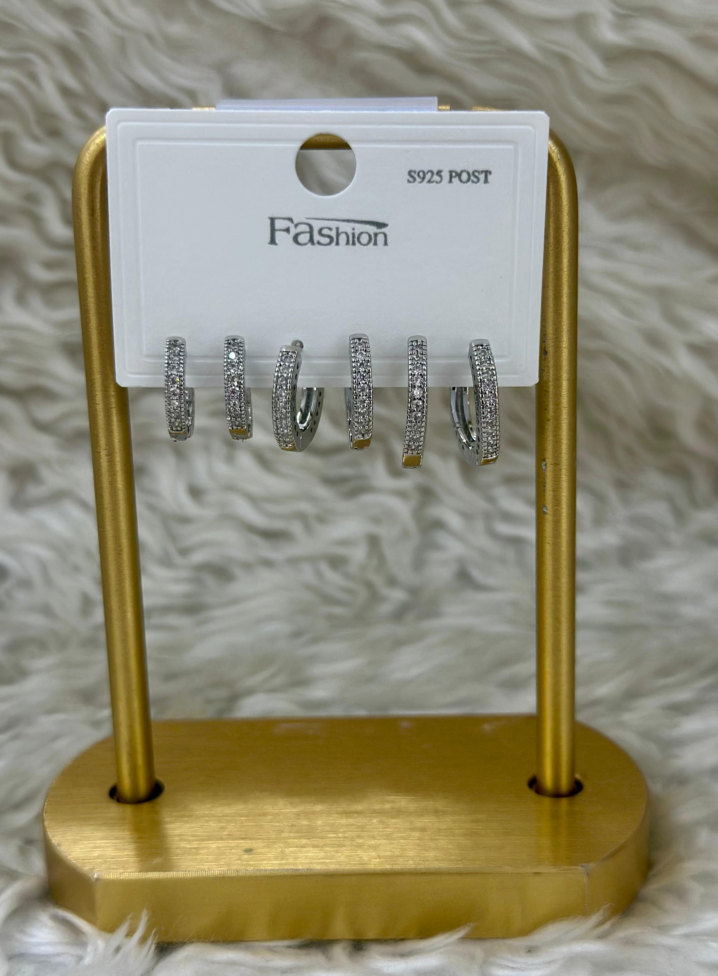 ❄️ Elmas Etkisi: 6'lı Gümüş Taşlı Küpe Seti! 💎