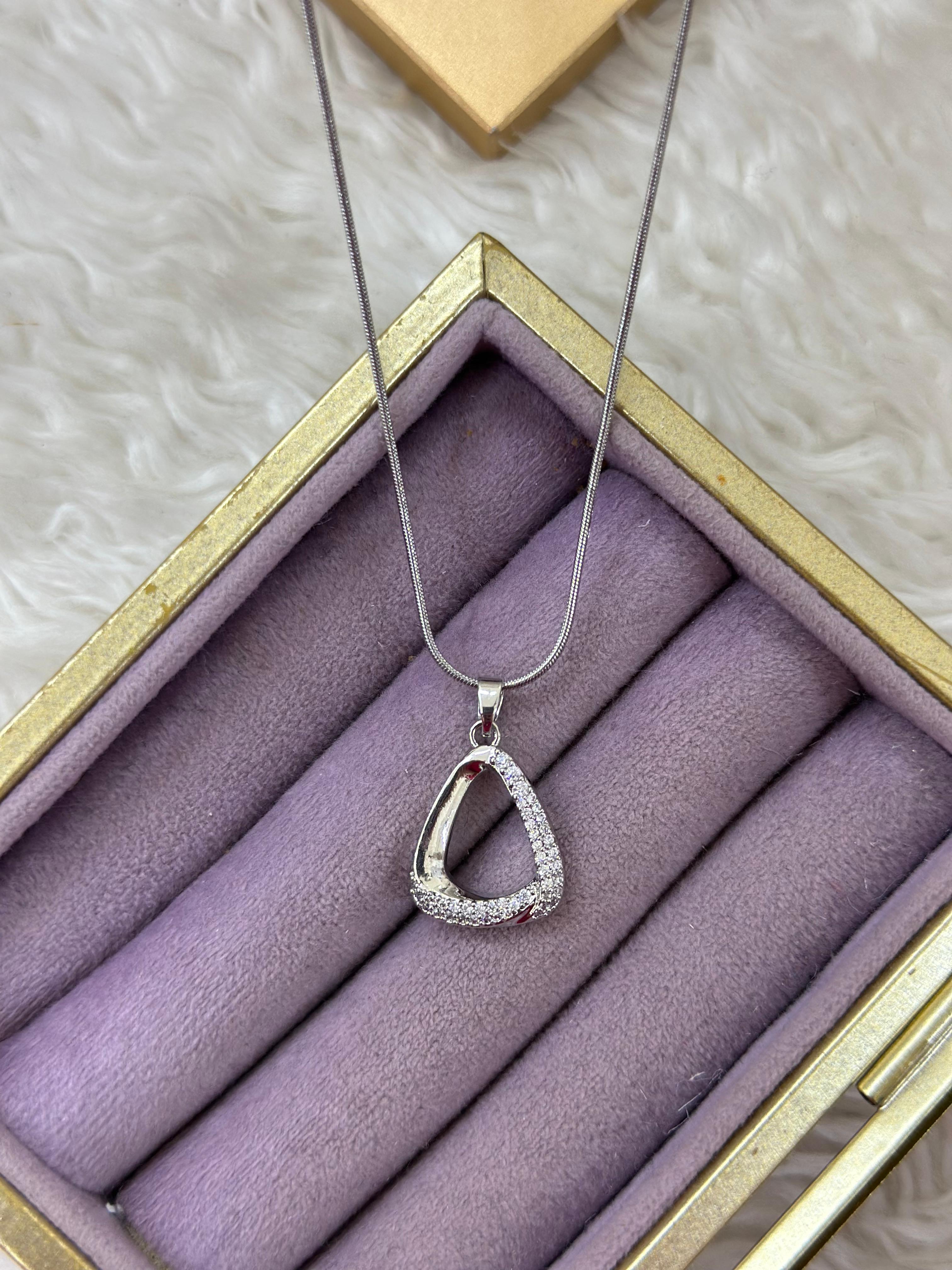 💎 Modern Üçgen Işıltı Kolyesi 🔺